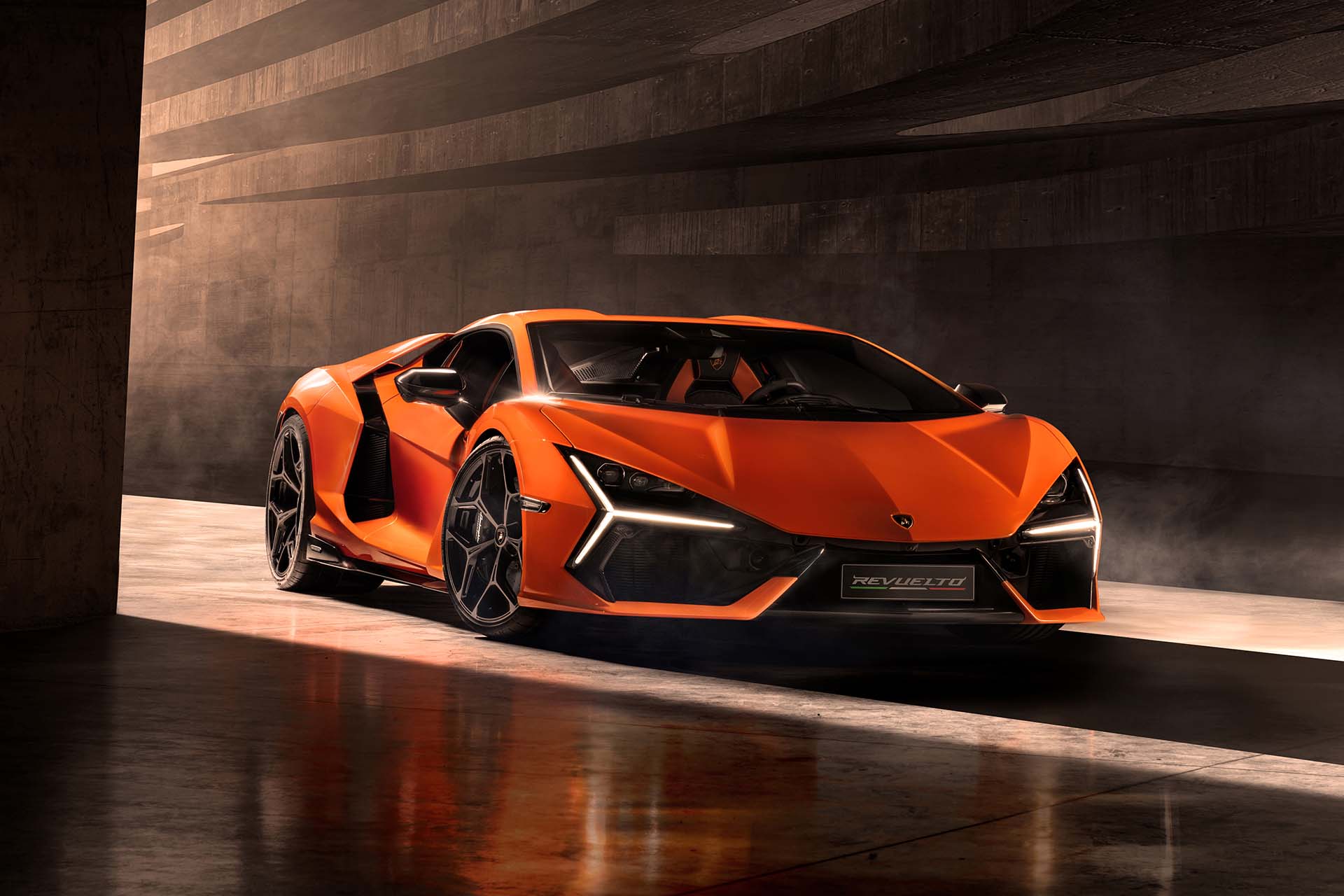 懂吃草的千匹猛牛！Lamborghini 新世代大牛 Revuelto 正式發表！