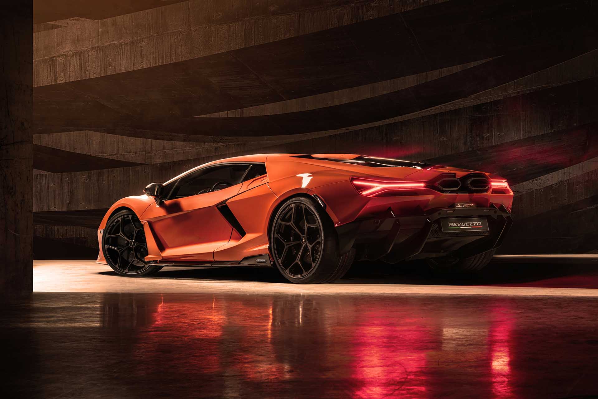 懂吃草的千匹猛牛！Lamborghini 新世代大牛 Revuelto 正式發表！