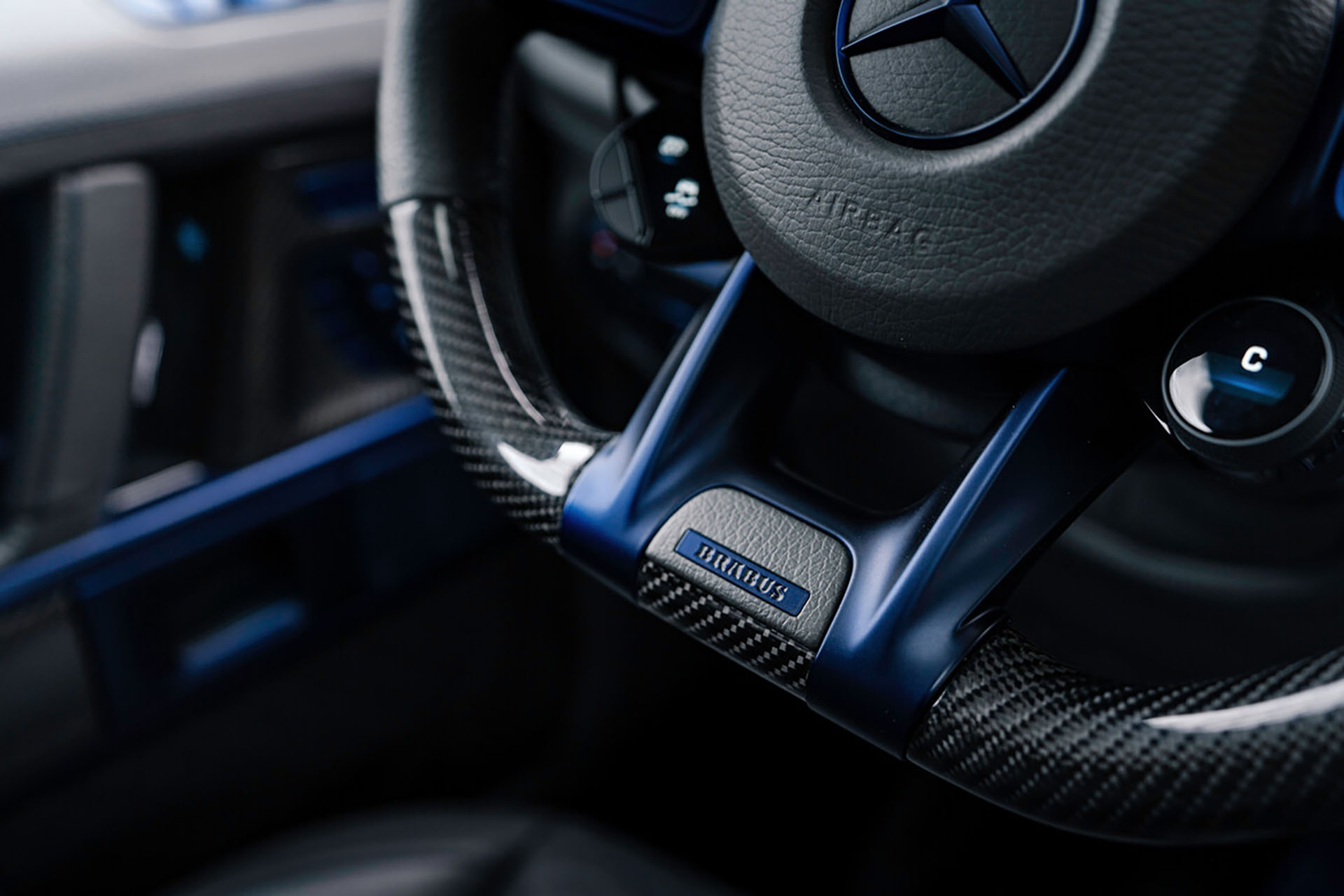 改裝車也搞「特殊色」？！Brabus 推出全新 900 Deep Blue 作品，深藍 G Car 是否更加誘人？