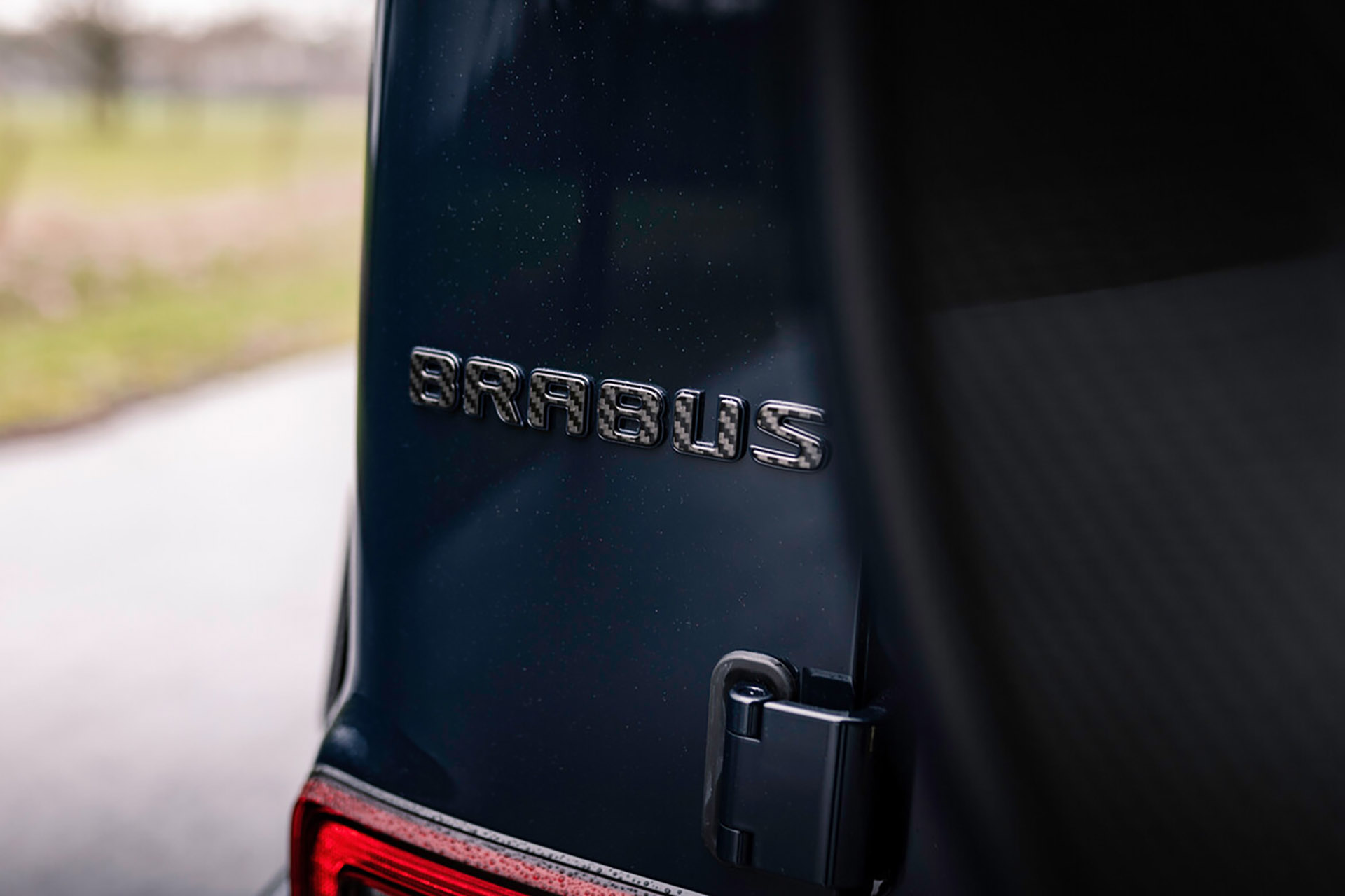 改裝車也搞「特殊色」？！Brabus 推出全新 900 Deep Blue 作品，深藍 G Car 是否更加誘人？