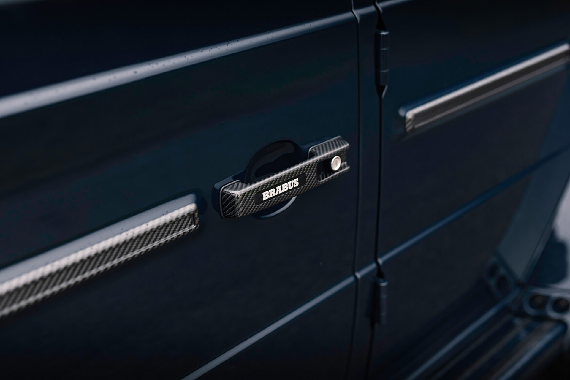 改裝車也搞「特殊色」？！Brabus 推出全新 900 Deep Blue 作品，深藍 G Car 是否更加誘人？
