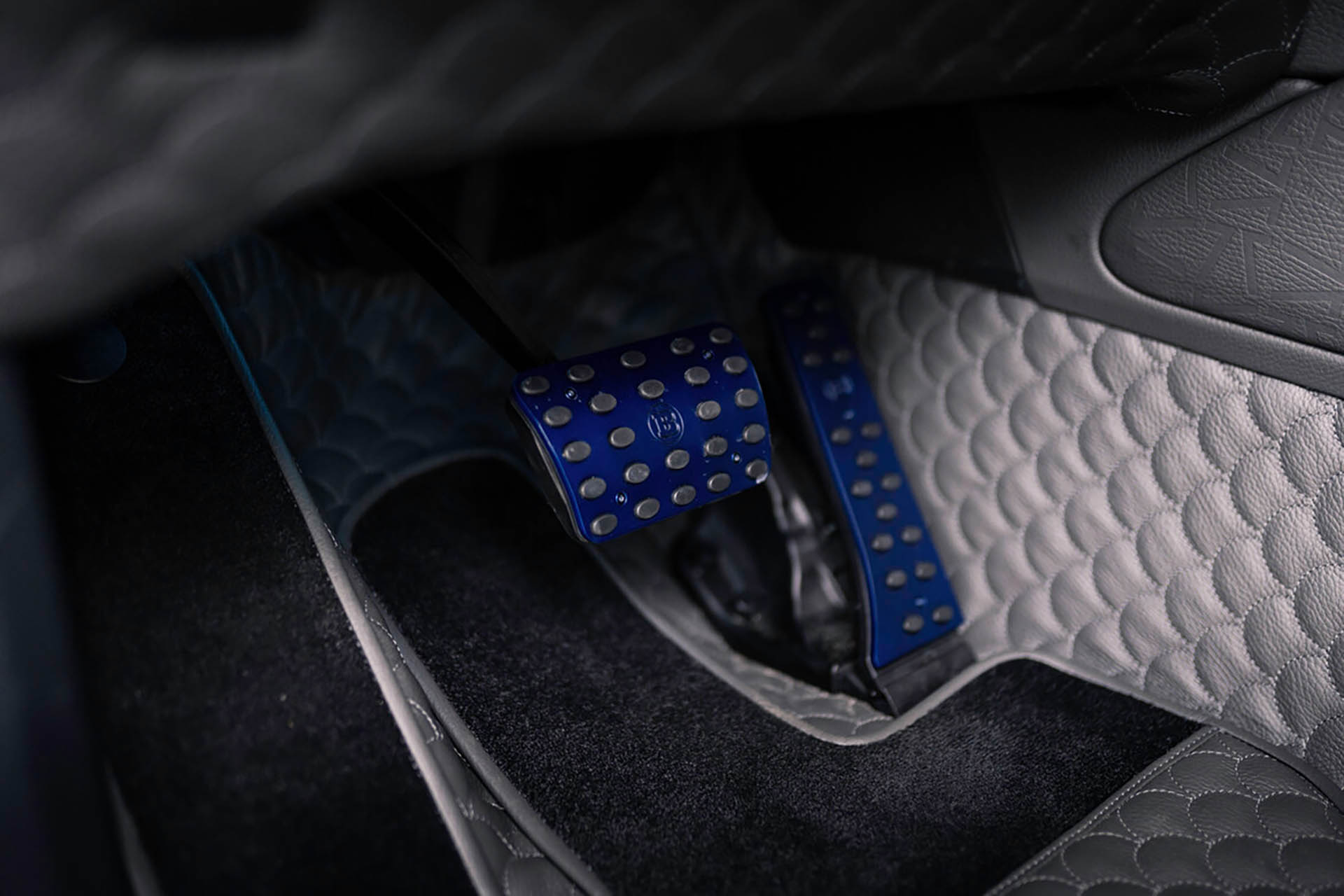 改裝車也搞「特殊色」？！Brabus 推出全新 900 Deep Blue 作品，深藍 G Car 是否更加誘人？