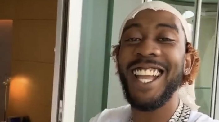 忍不住？美國饒舌歌手 Desiigner 在飛機上對空姐露鳥 DIY 遭逮捕竟稱：太久沒有那個…