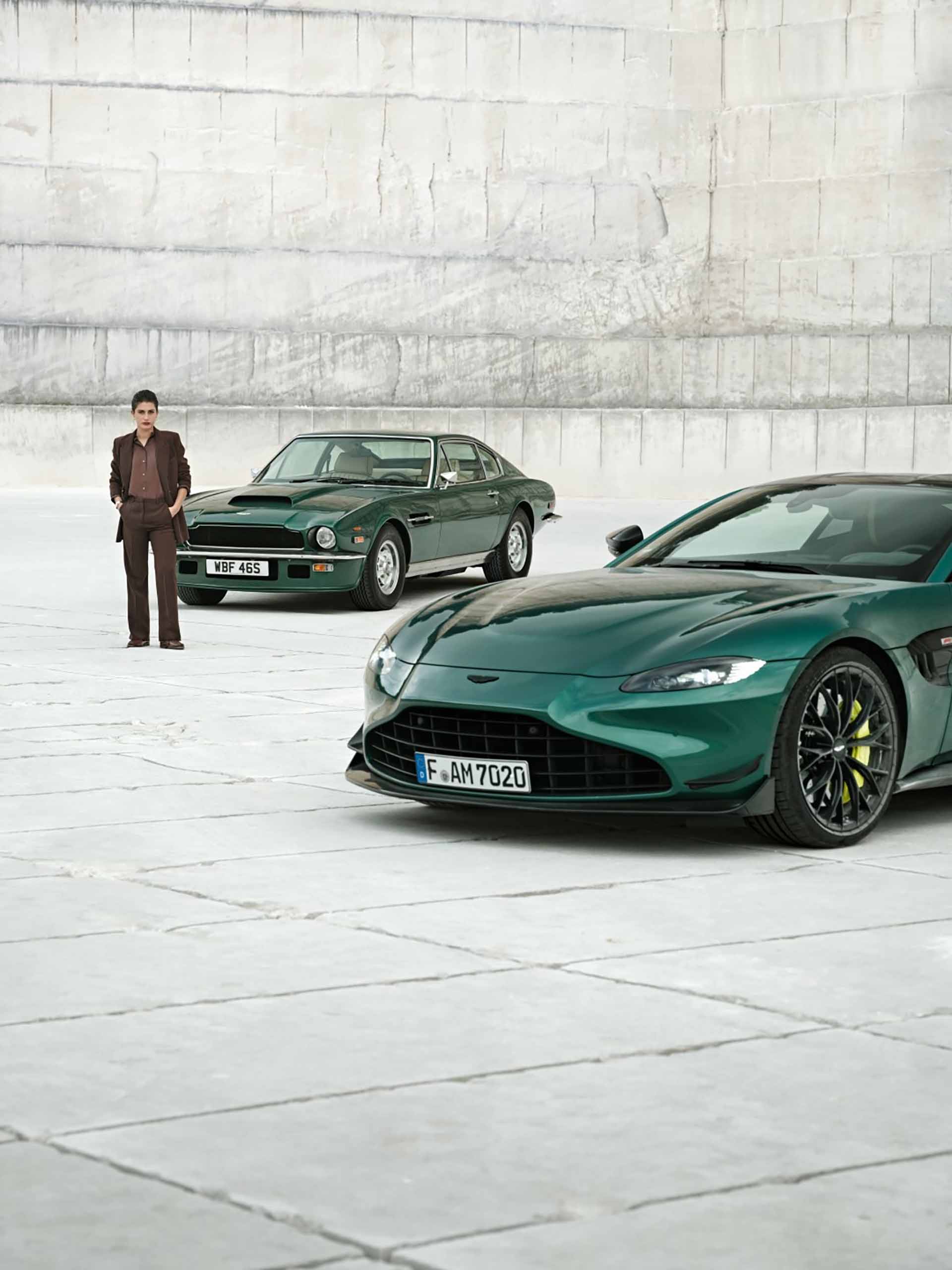 Girard-Perregaux Laureato Green Ceramic Aston Martin Edition-1