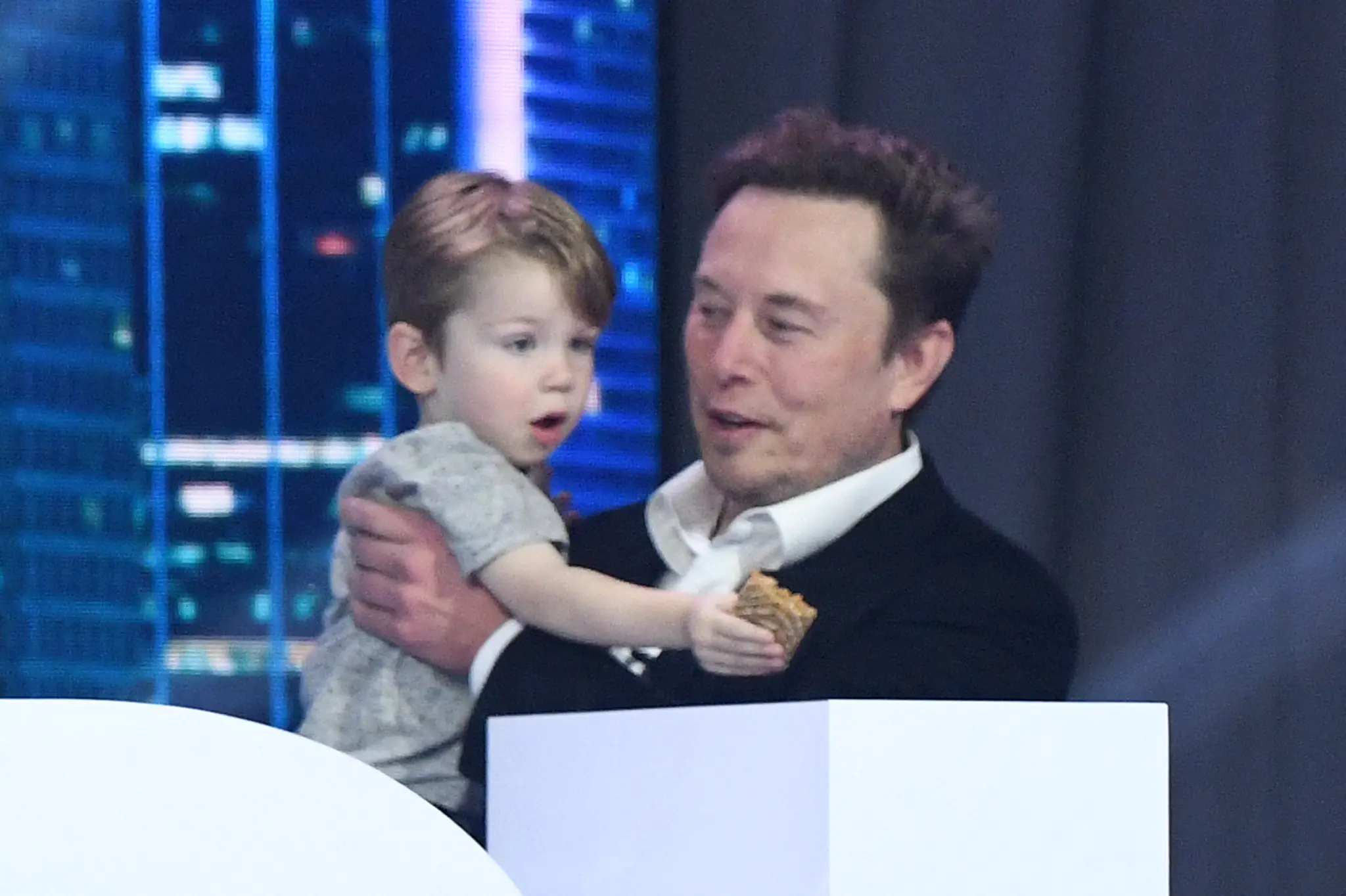 Elon Musk帶著兩歲的小兒子出席行銷大會搶足風頭