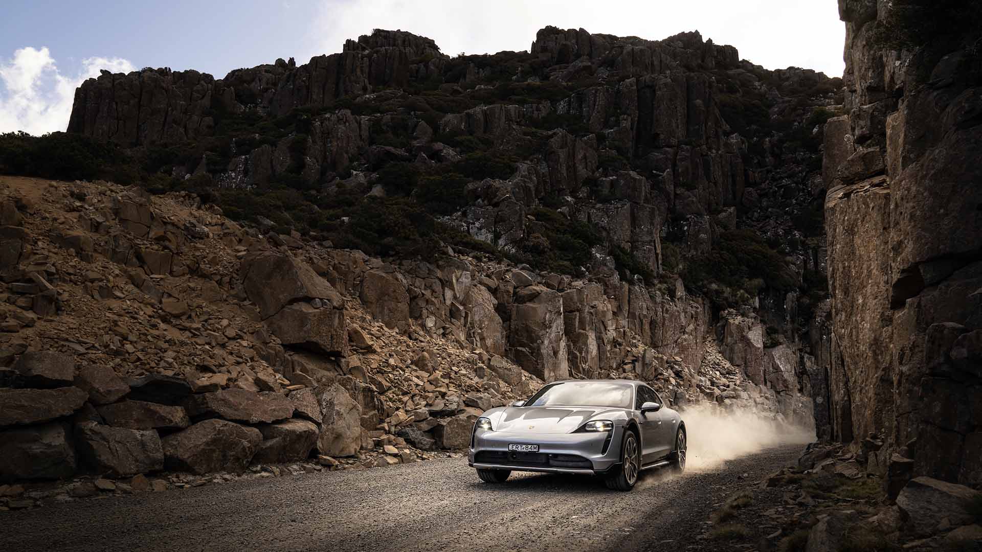 越野不是問題，Mark Webber 大玩 Porsche Taycan Cross Turismo！