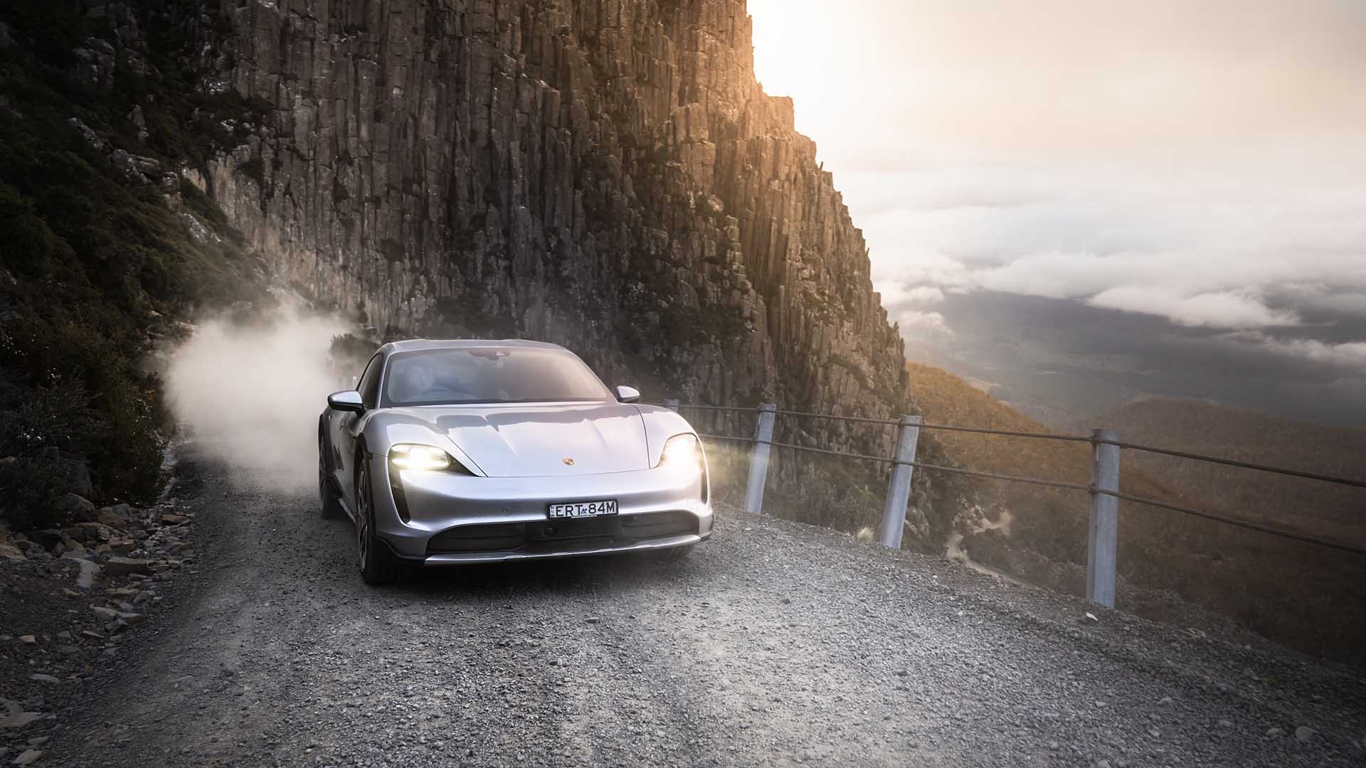 越野不是問題，Mark Webber 大玩 Porsche Taycan Cross Turismo！