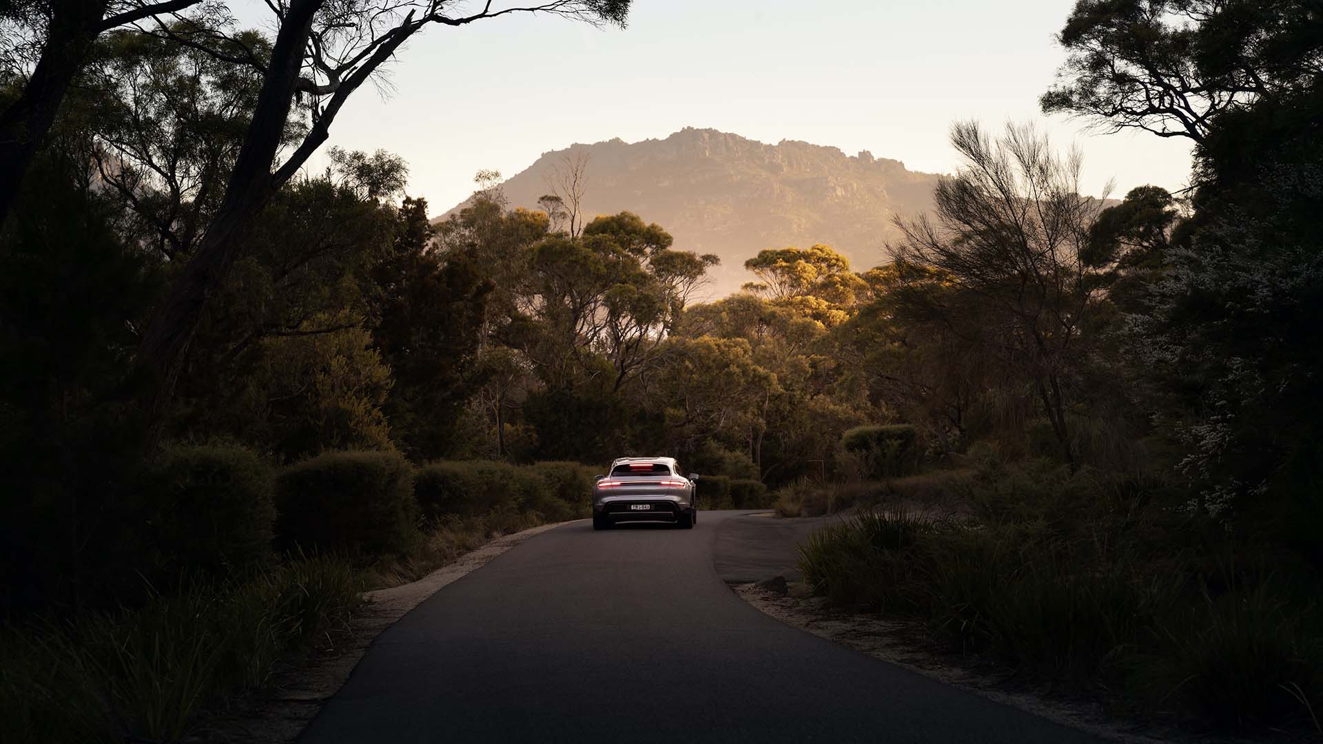越野不是問題，Mark Webber 大玩 Porsche Taycan Cross Turismo！