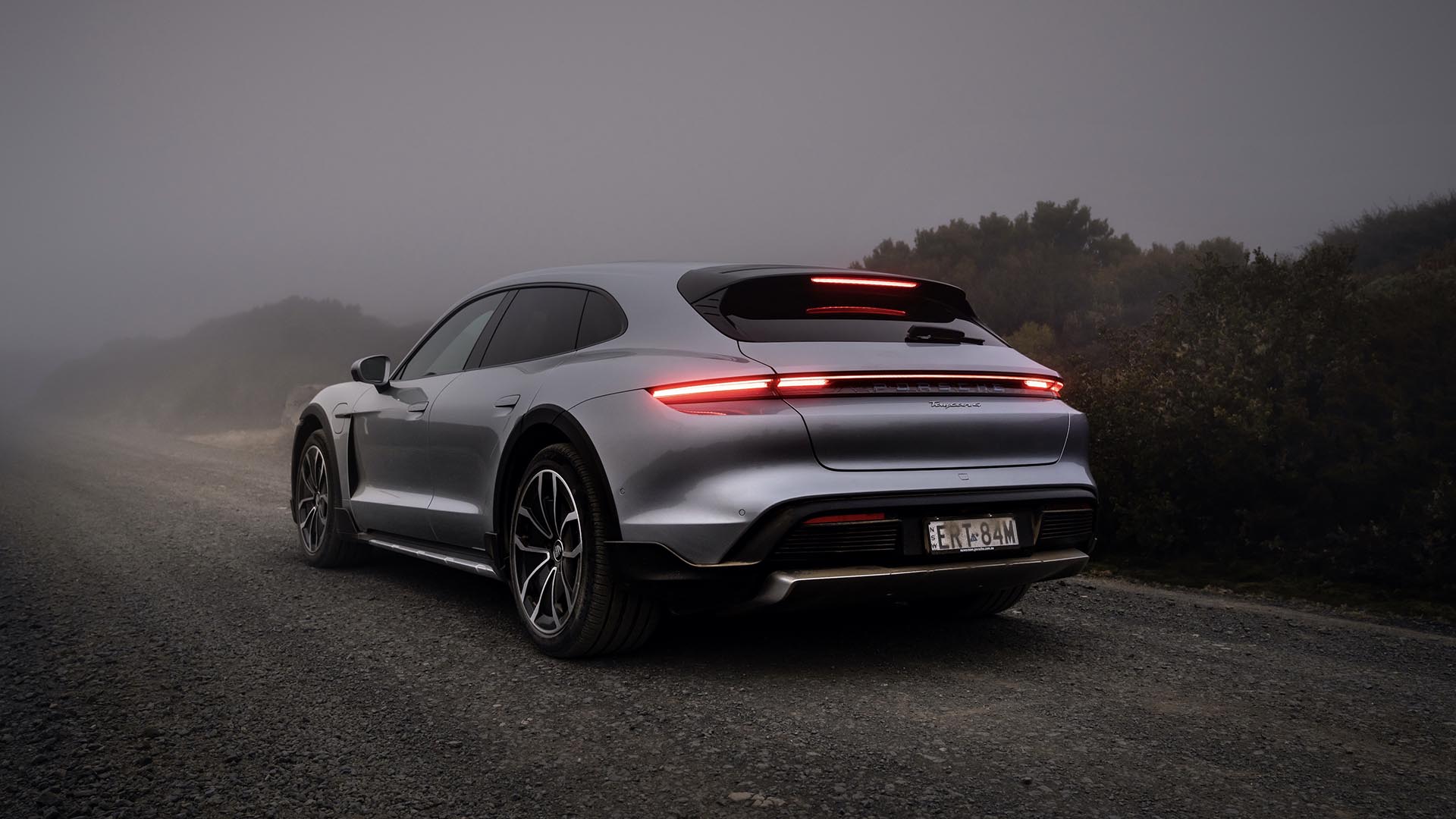 越野不是問題，Mark Webber 大玩 Porsche Taycan Cross Turismo！
