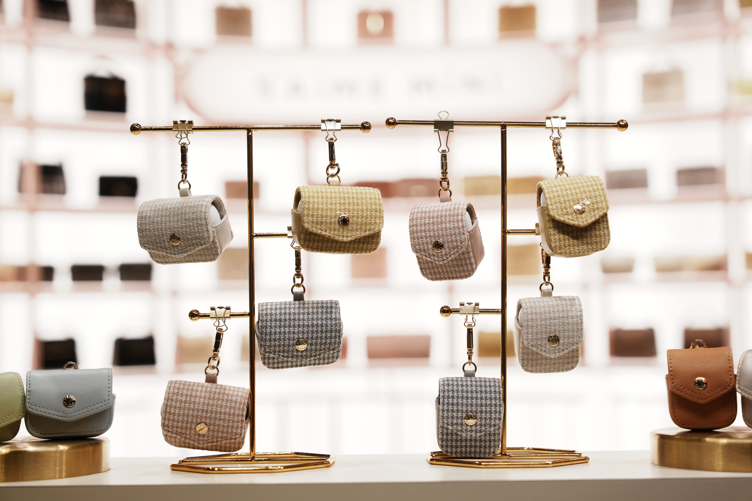 就是愛耍「廢」！時尚品牌S’AIME推出全台首個小廢包品牌S’AIME MINI  多款熱銷商品集體縮小裝可愛 整面小廢包牆完美女生們的耍廢宇宙！