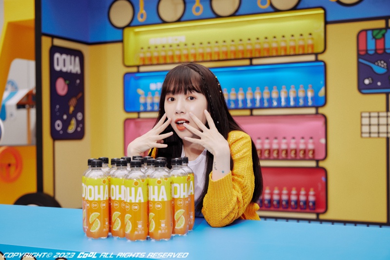 OOHA氣泡飲新代言人韋禮安帶著新口味檸檬蜂蜜來襲，酸甜滋味、細緻口感，想感受驚喜新鮮感？快到三創體驗吧！