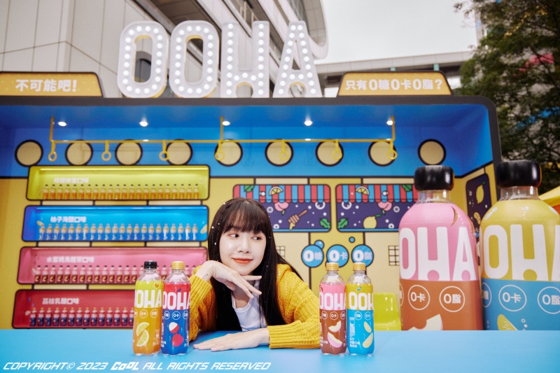 OOHA氣泡飲新代言人韋禮安帶著新口味檸檬蜂蜜來襲，酸甜滋味、細緻口感，想感受驚喜新鮮感？快到三創體驗吧！