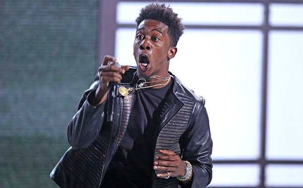 忍不住？美國饒舌歌手 Desiigner 在飛機上對空姐露鳥 DIY 遭逮捕竟稱：太久沒有那個…