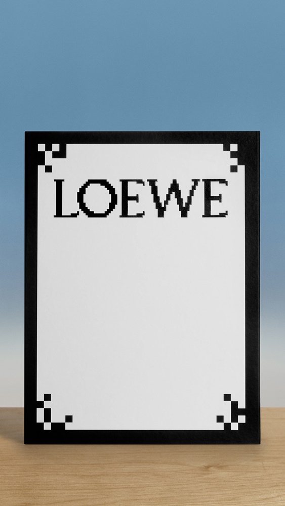 真的可以背、可以穿！ LOEWE 推出超狂 2D 「像素圖實驗」系列，連包裝都超可愛！