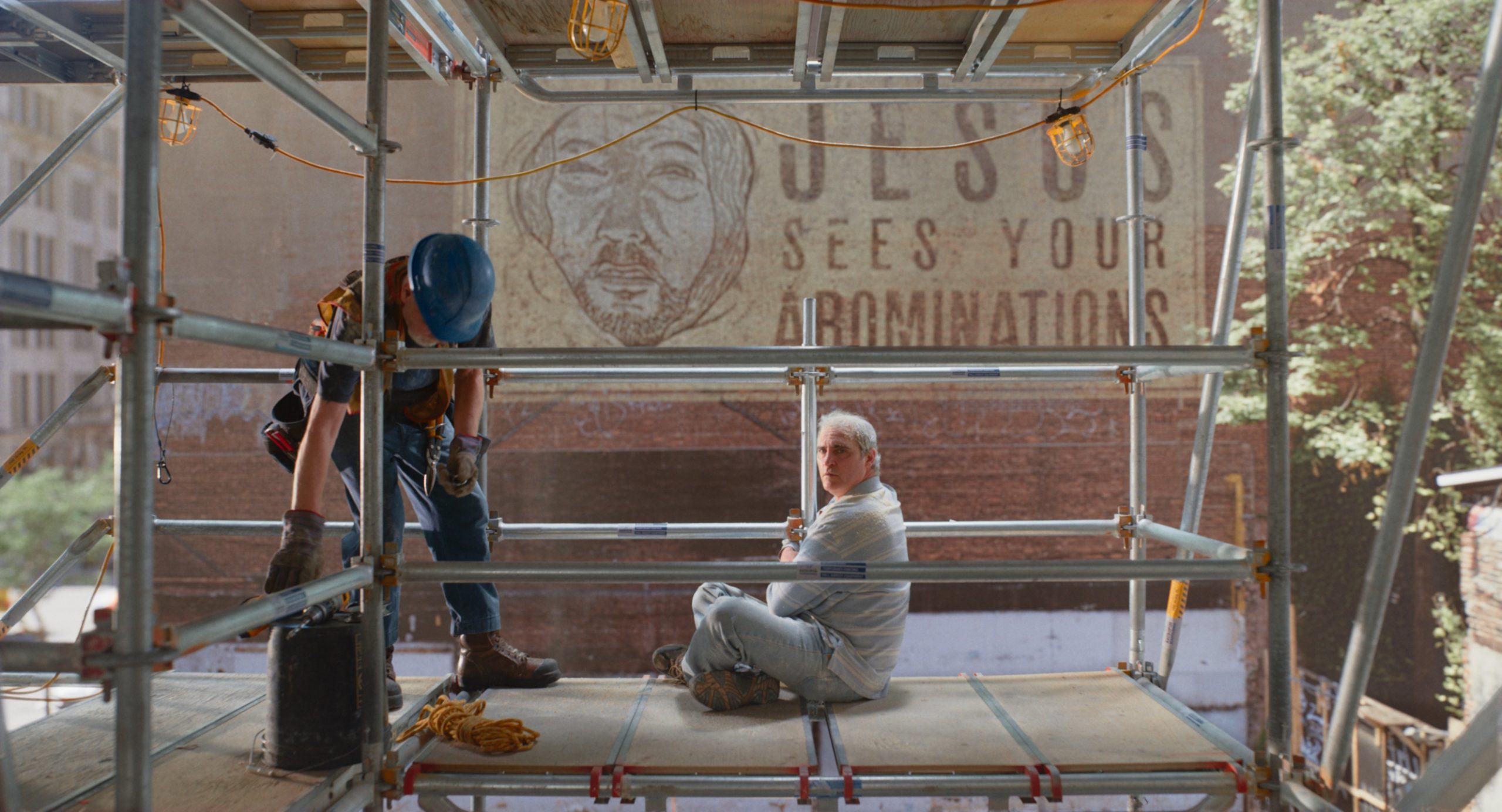 《媽的多重宇宙》A24 重金出擊，「小丑」瓦昆菲尼克斯全新恐怖喜劇《寶可噩夢》再創演技新巔「瘋」