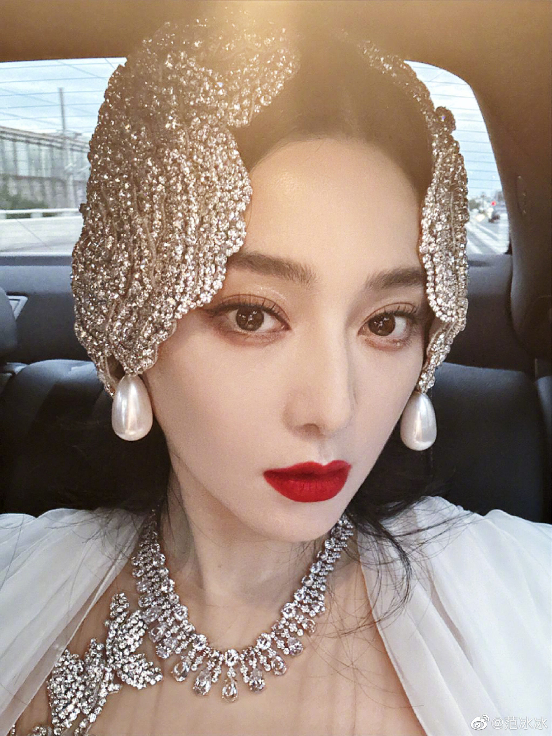 范冰冰「坎城影展戰袍」驚豔全場！意外流出未精修原圖照，　身上贅肉掀兩派爭論