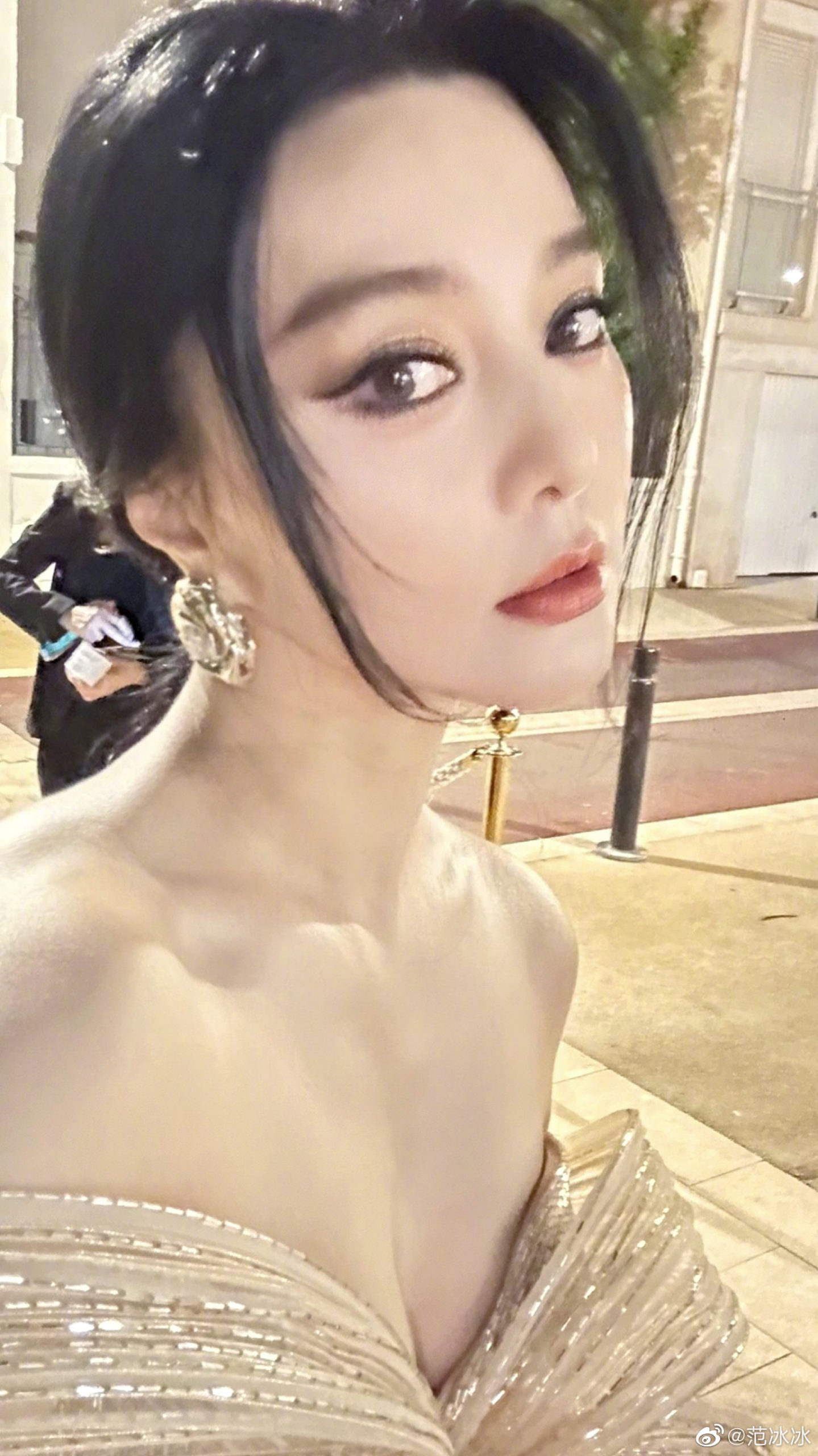 范冰冰「坎城影展戰袍」驚豔全場！意外流出未精修原圖照，　身上贅肉掀兩派爭論