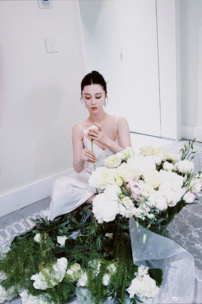 范冰冰「坎城影展戰袍」驚豔全場！意外流出未精修原圖照，　身上贅肉掀兩派爭論