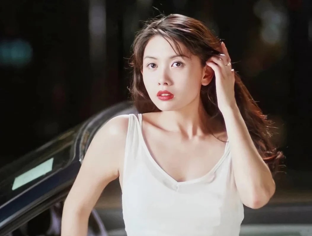邱淑貞女兒曬出媽媽年輕夢幻美照！「最美星二代」沈月母親節告白：「我好愛妳」