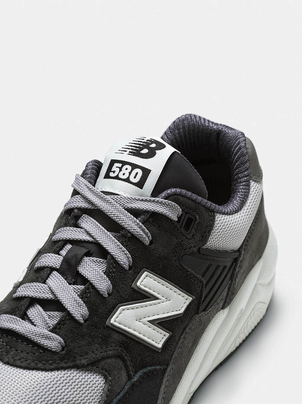 「品味」為首，COMME des GARÇONS HOMME x New Balance 580 聯名鞋款即將登場