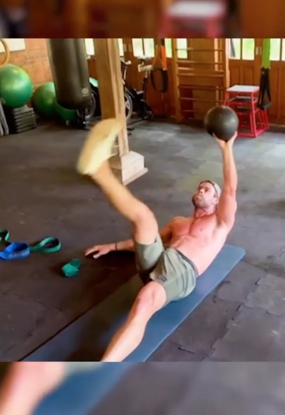 克里斯漢斯沃分享健身影片，但網友視線卻放在他的褲擋上。（圖：IG）