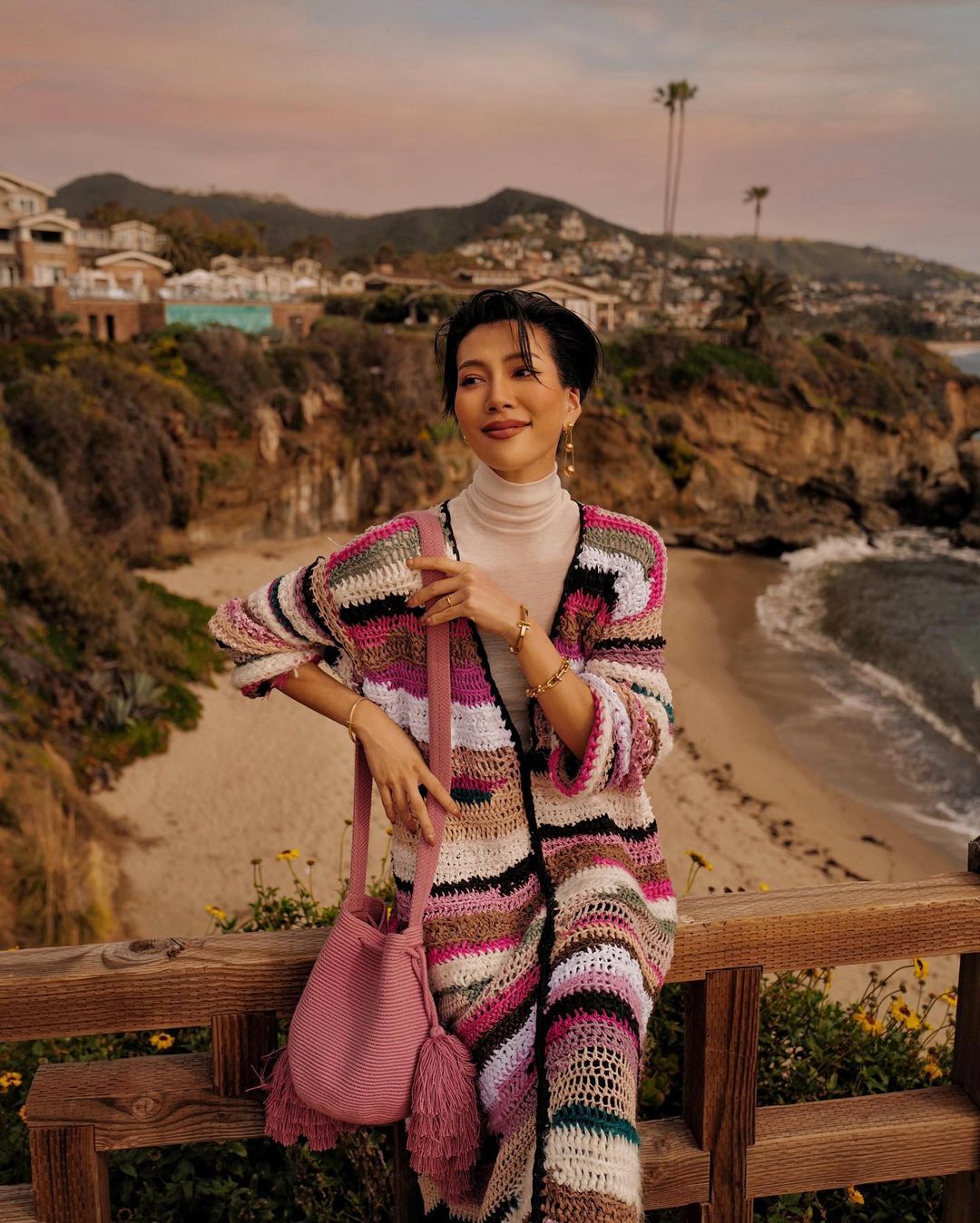 網紅 Molly 突抓 IU 手全被拍下！網友揪昔日影片竟非首次　偷戳丁海寅也被翻出