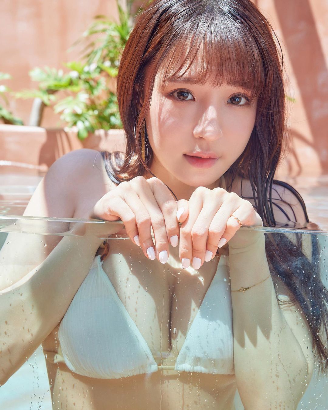 與 BLACKPINK Jennie 比美！元元穿上 CK 性感內褲大秀蠻腰，網友不買帳直喊：「不像！」