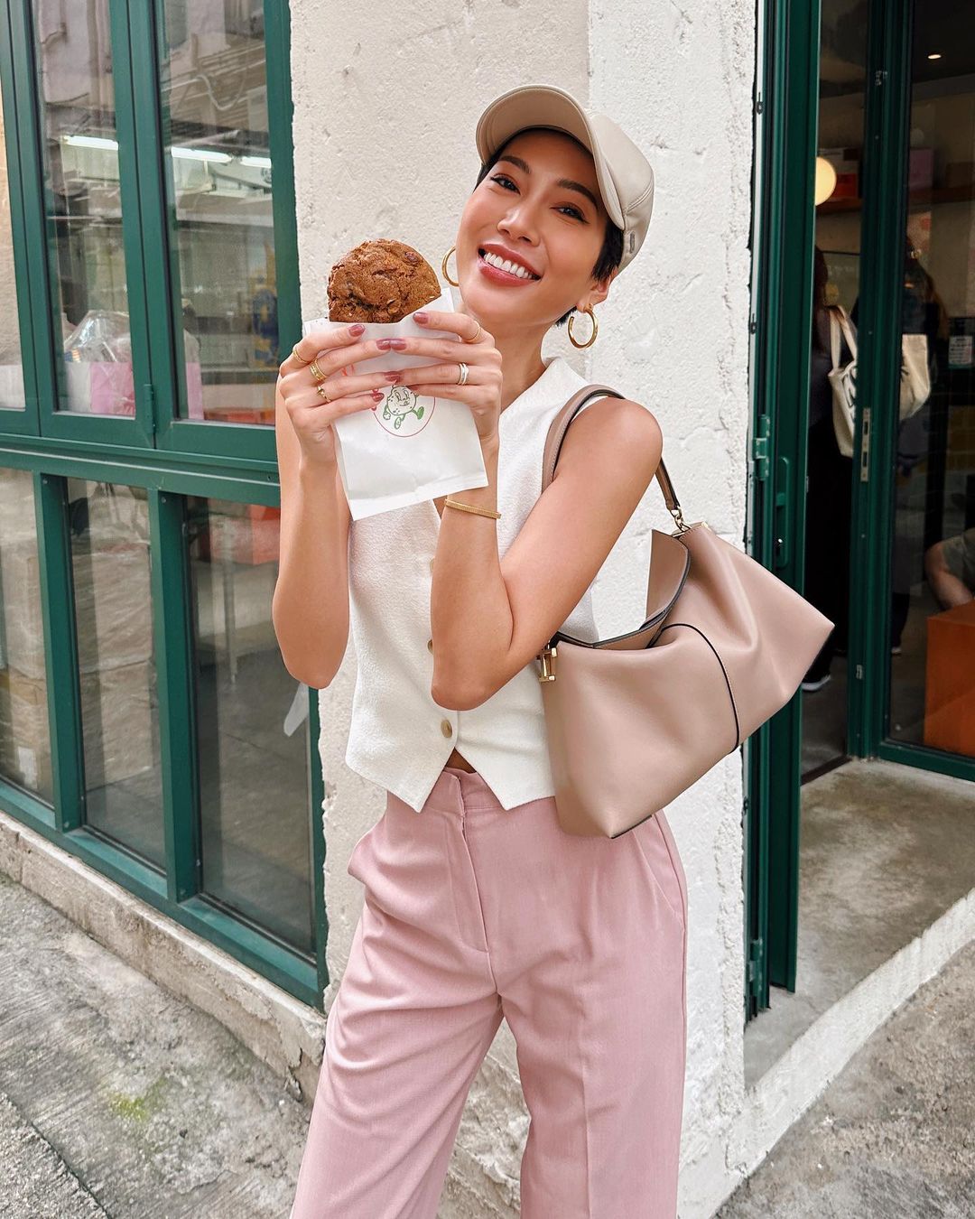 網紅 Molly 突抓 IU 手全被拍下！網友揪昔日影片竟非首次　偷戳丁海寅也被翻出