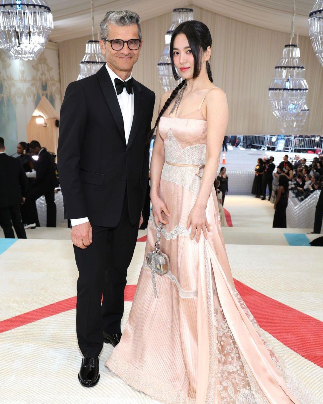 2023 Met Gala 最美風景！宋慧喬、BLACKPINK Jennie 親暱貼臉自拍引暴動