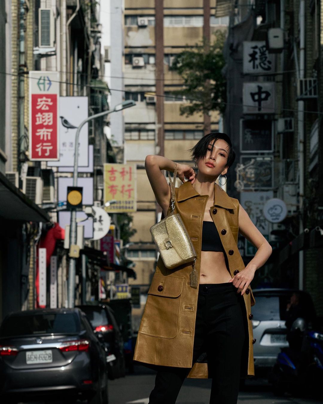 網紅 Molly 突抓 IU 手全被拍下！網友揪昔日影片竟非首次　偷戳丁海寅也被翻出