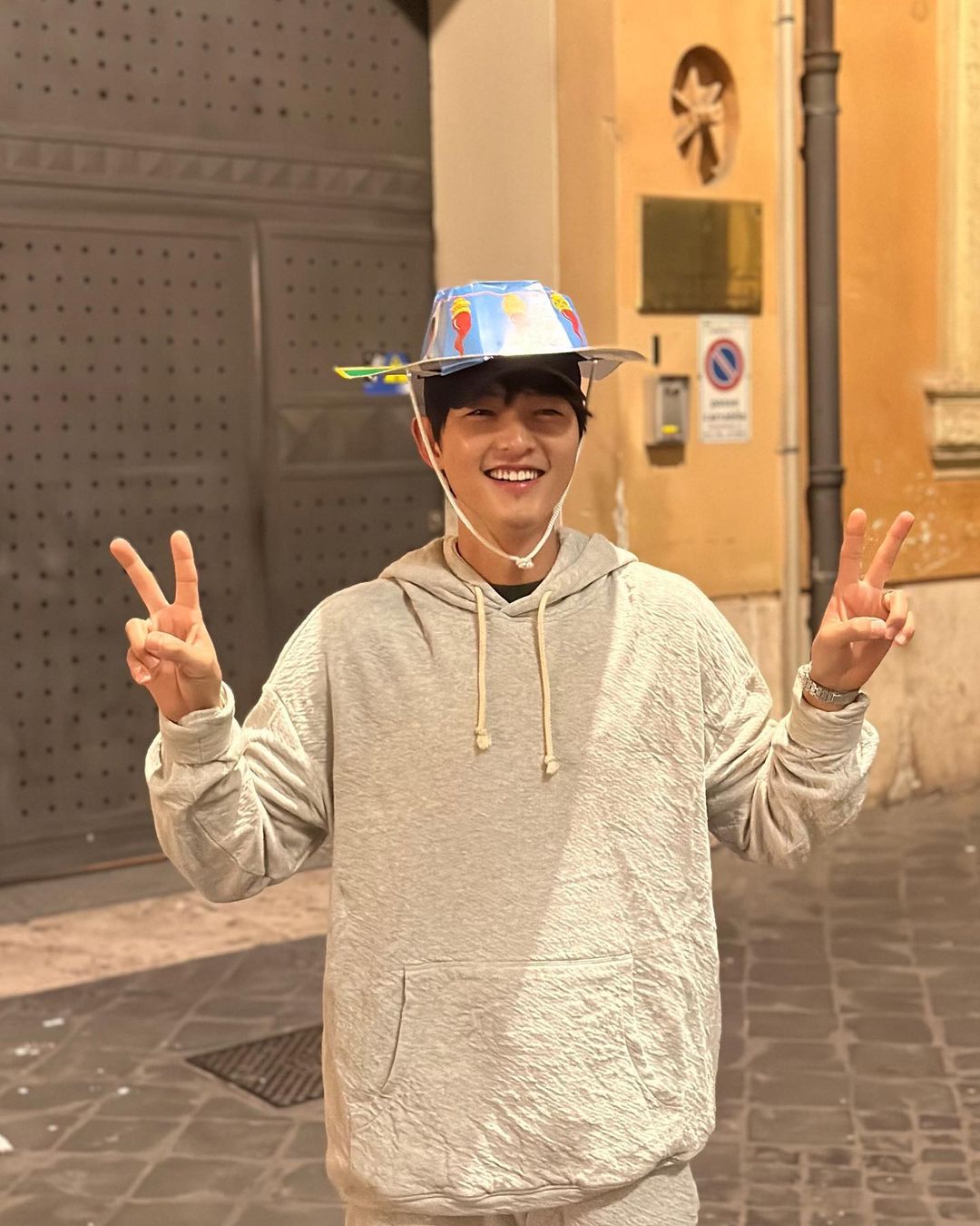 宋仲基親口證實：小孩要出生了！攜手洋孕妻登坎城紅毯　放閃高喊「多拍點照片」