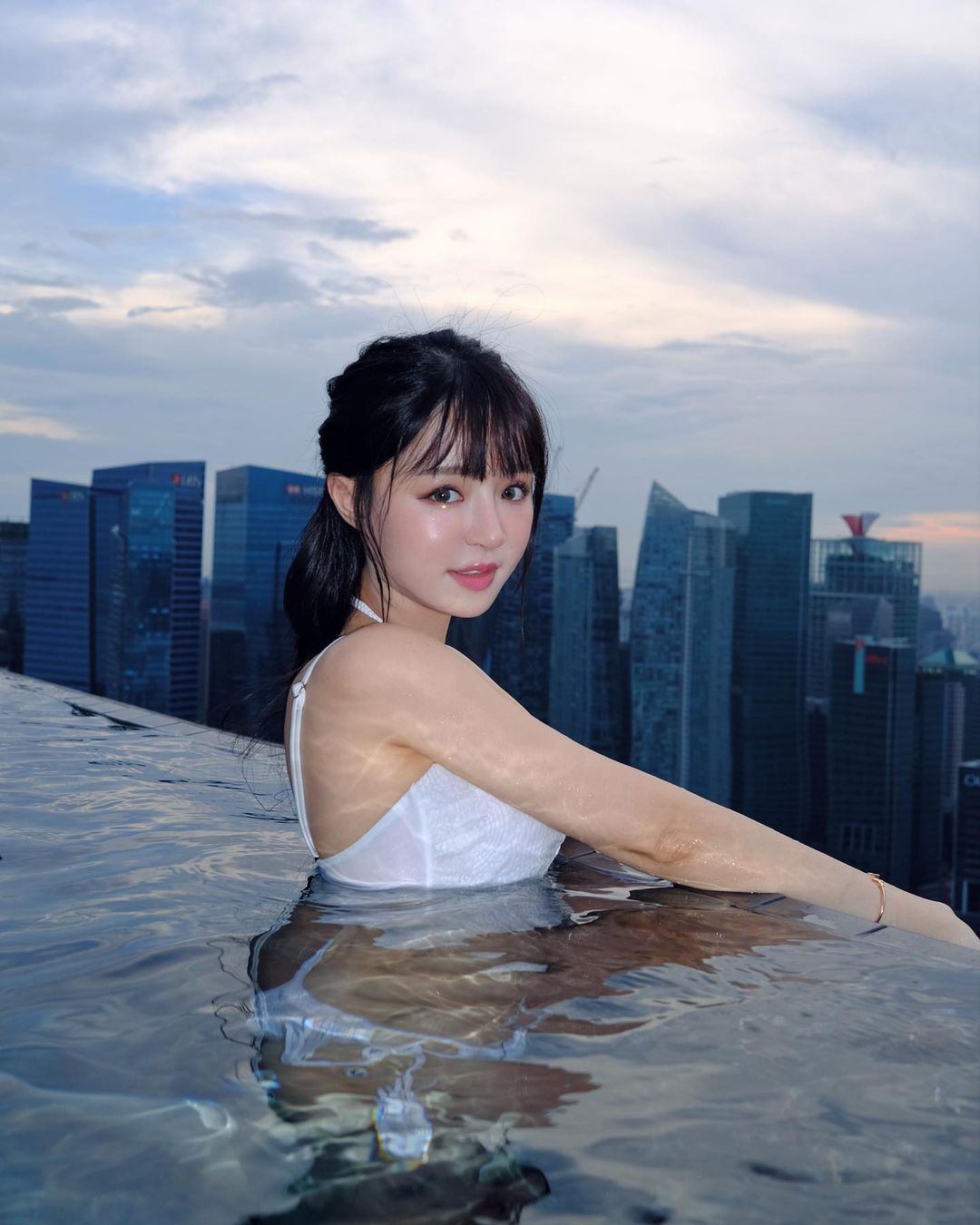 與 BLACKPINK Jennie 比美！元元穿上 CK 性感內褲大秀蠻腰，網友不買帳直喊：「不像！」