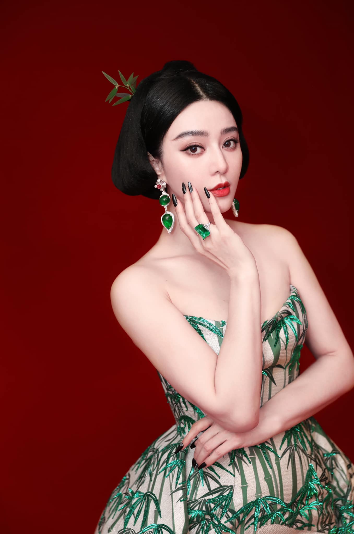 范冰冰坎城影展開大決！左攬娜歐蜜、右抱楊紫瓊，還結交新閨蜜馬斯克超模媽媽