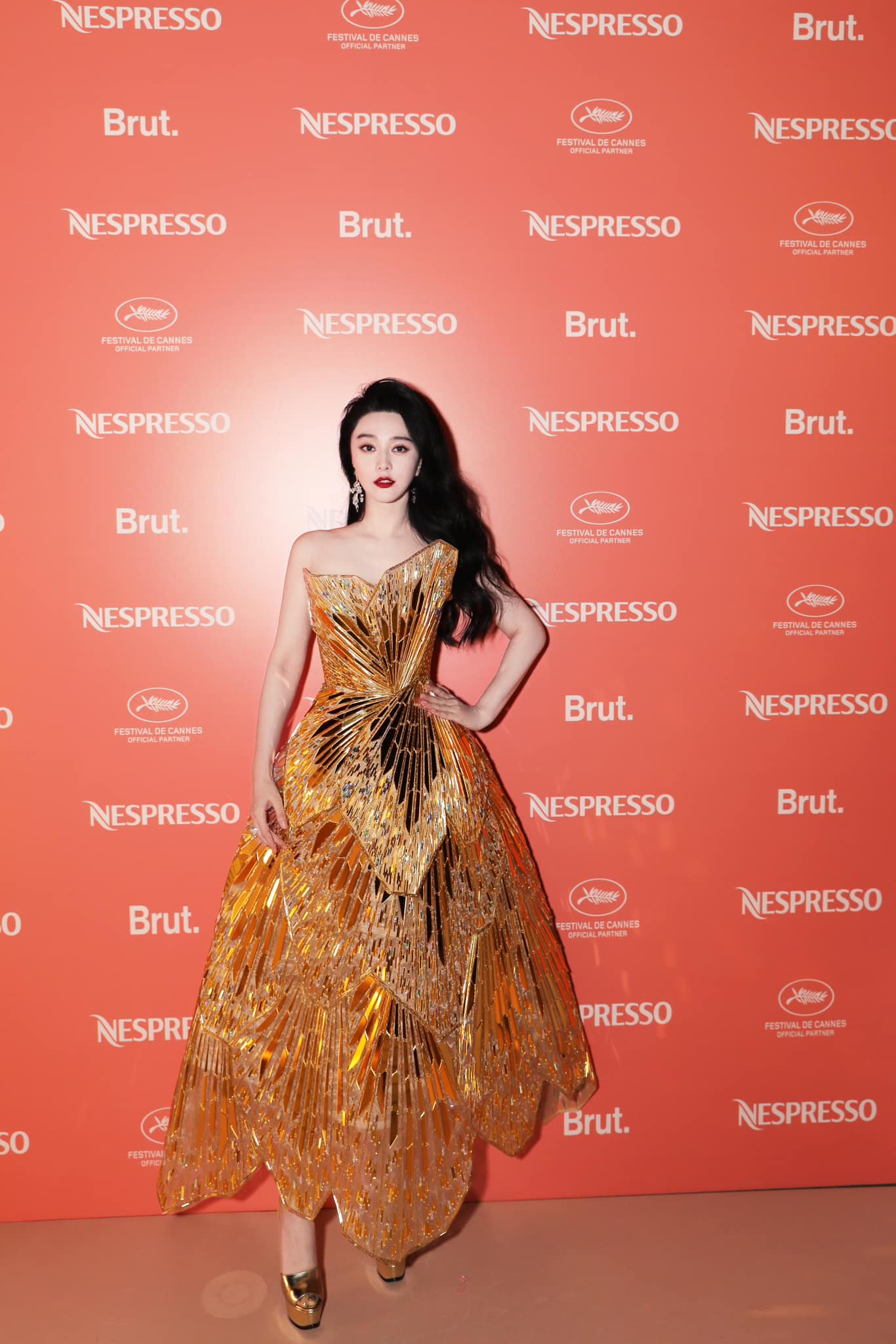 范冰冰坎城影展開大決！左攬娜歐蜜、右抱楊紫瓊，還結交新閨蜜馬斯克超模媽媽