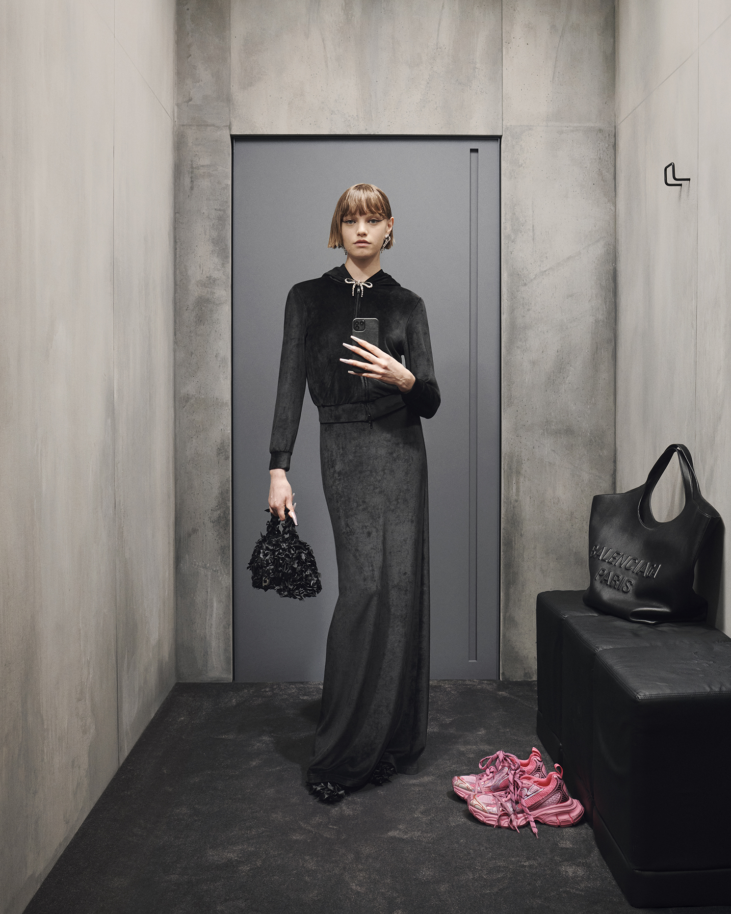 對鏡子自拍也能成大片？Balenciaga  2023 秋季形象照釋出！