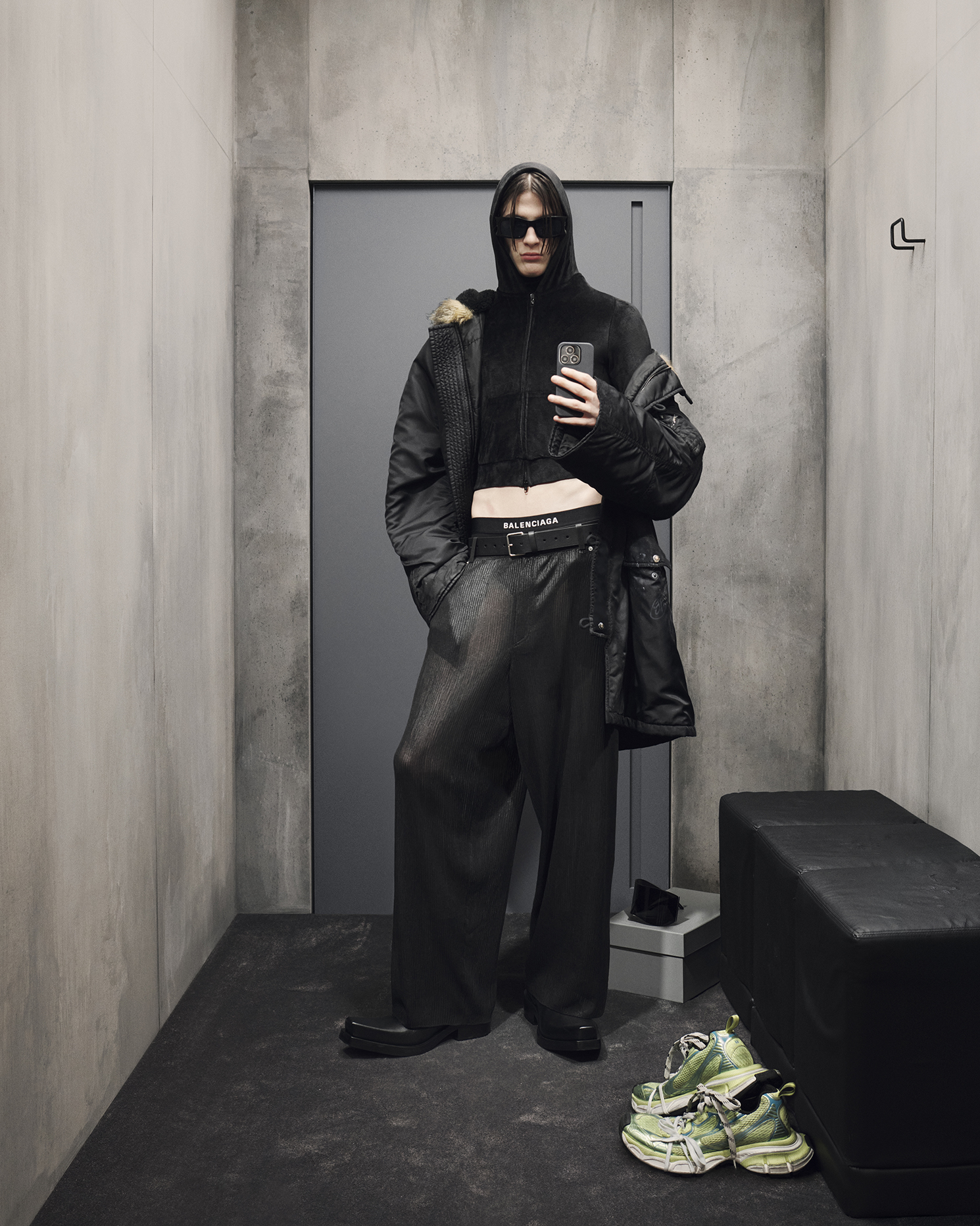 對鏡子自拍也能成大片？Balenciaga  2023 秋季形象照釋出！