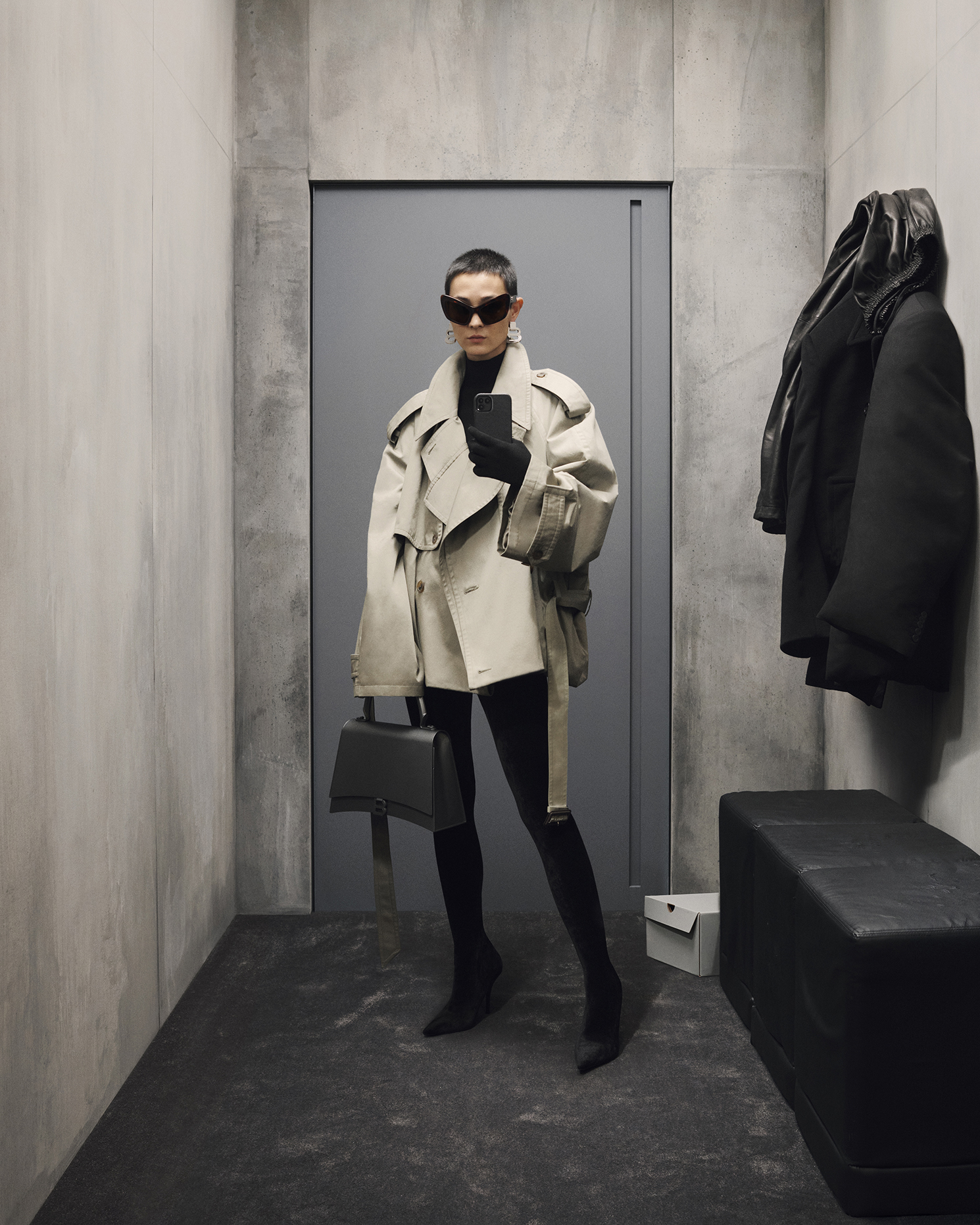 對鏡子自拍也能成大片？Balenciaga  2023 秋季形象照釋出！