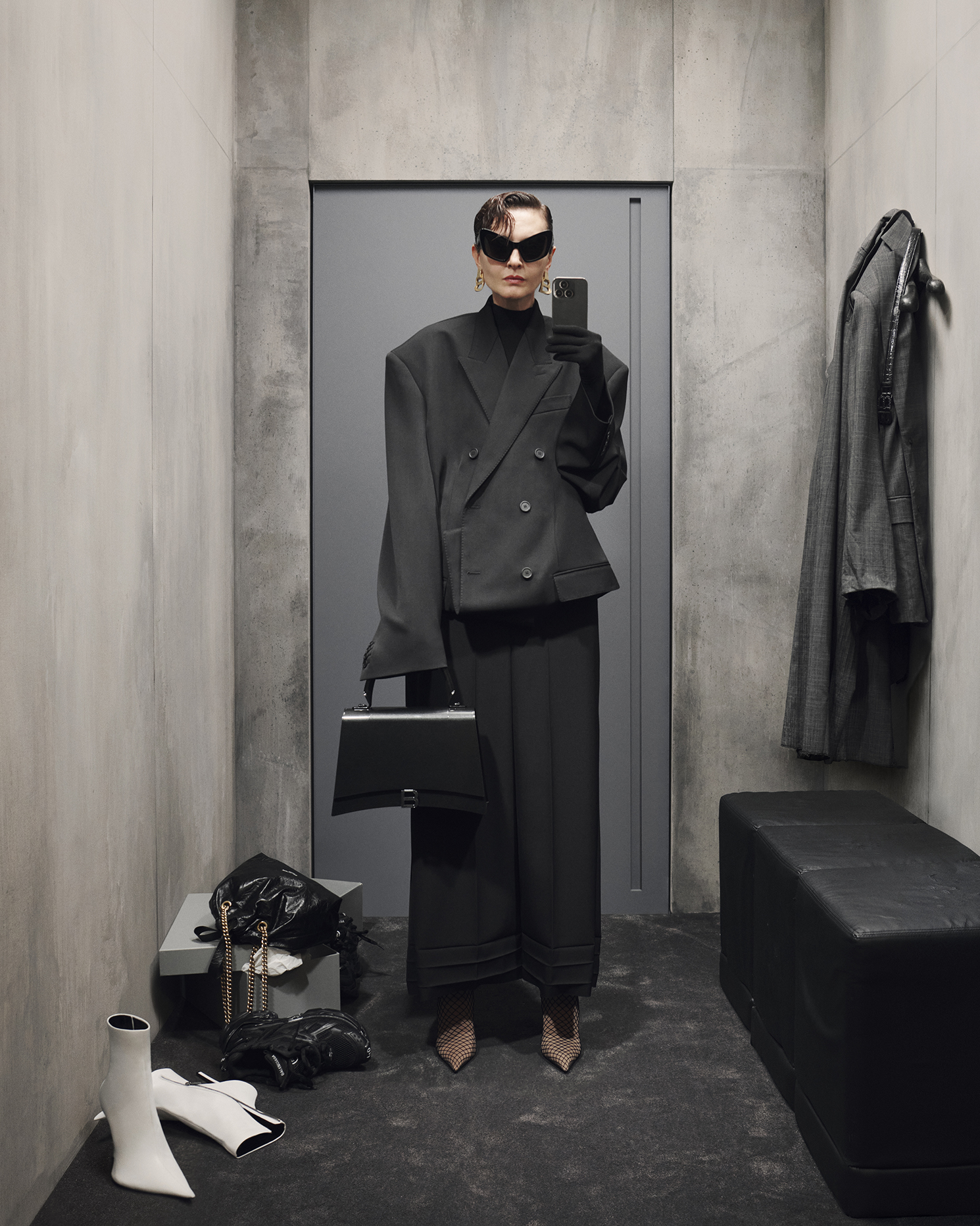 對鏡子自拍也能成大片？Balenciaga  2023 秋季形象照釋出！