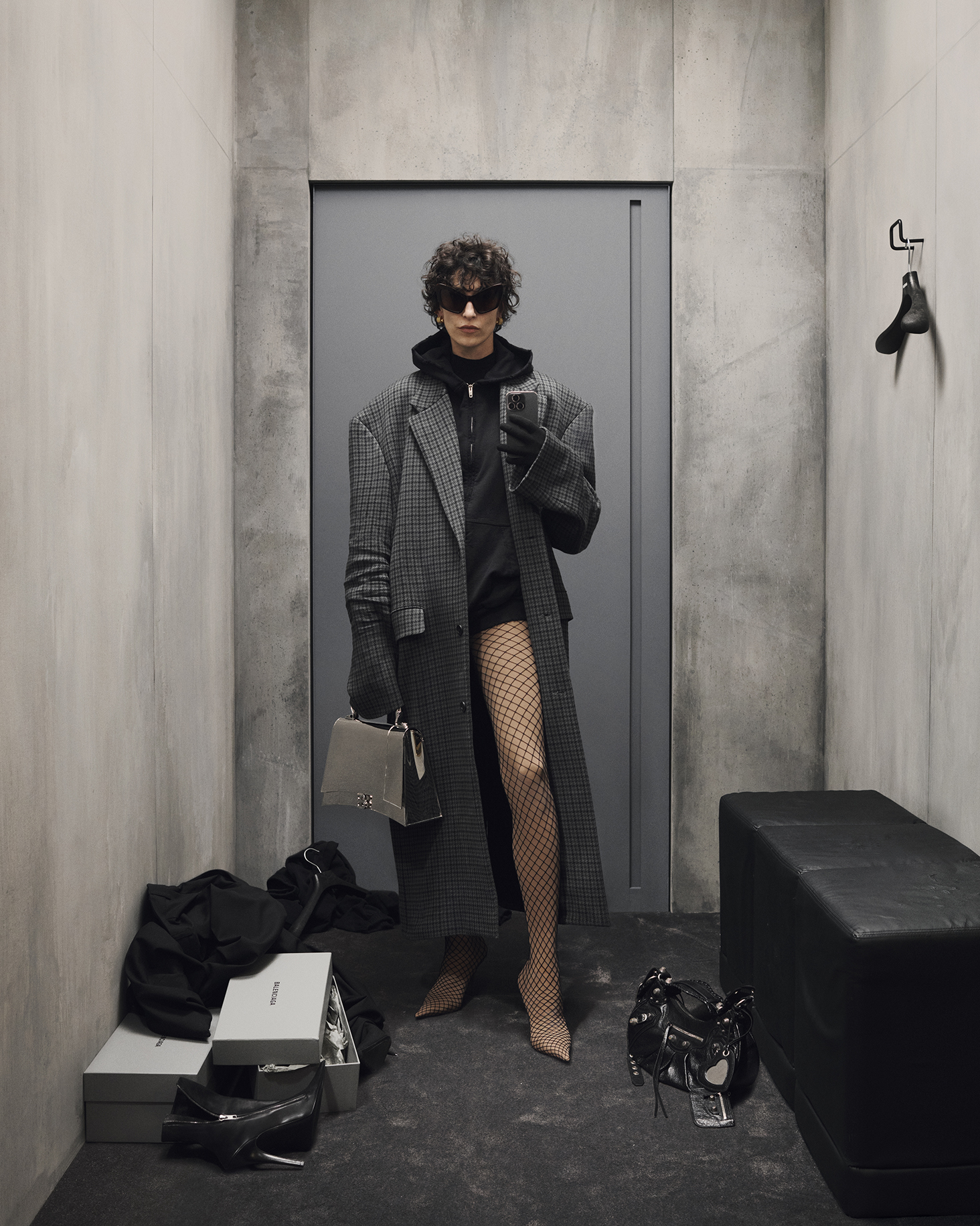 對鏡子自拍也能成大片？Balenciaga  2023 秋季形象照釋出！