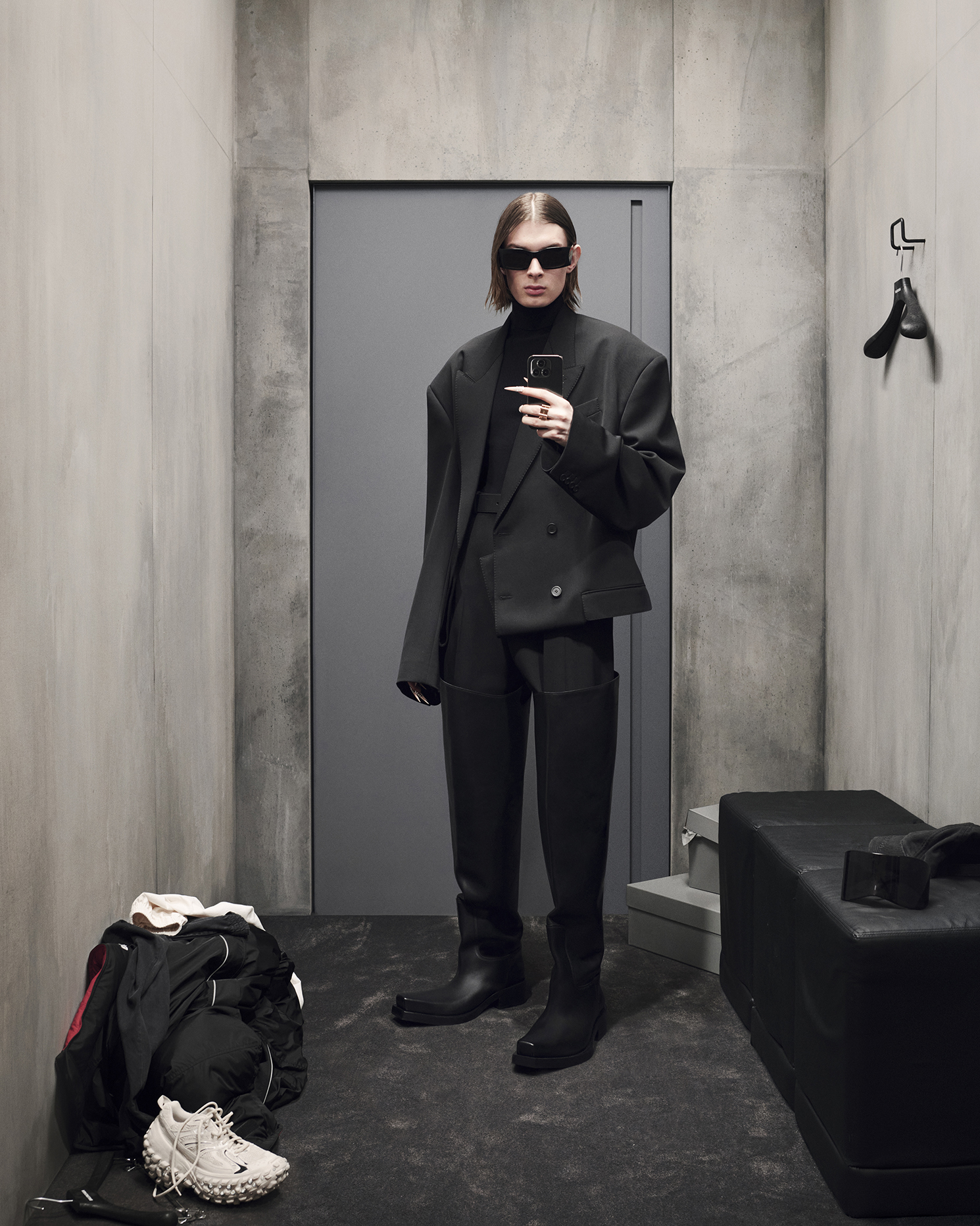 對鏡子自拍也能成大片？Balenciaga  2023 秋季形象照釋出！