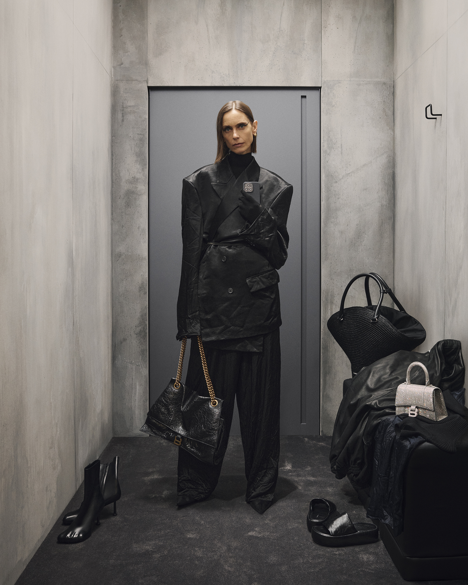 對鏡子自拍也能成大片？Balenciaga  2023 秋季形象照釋出！