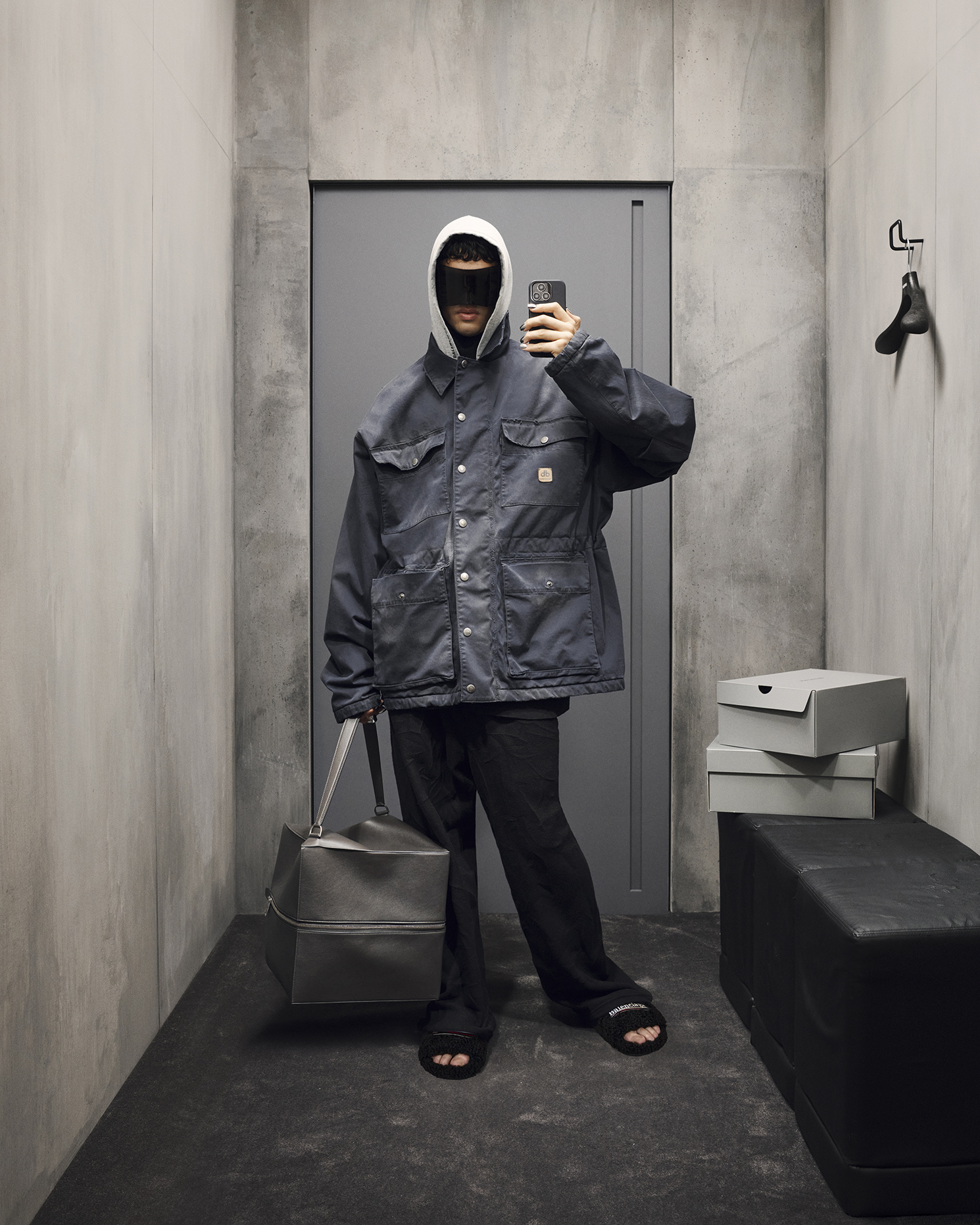 對鏡子自拍也能成大片？Balenciaga  2023 秋季形象照釋出！