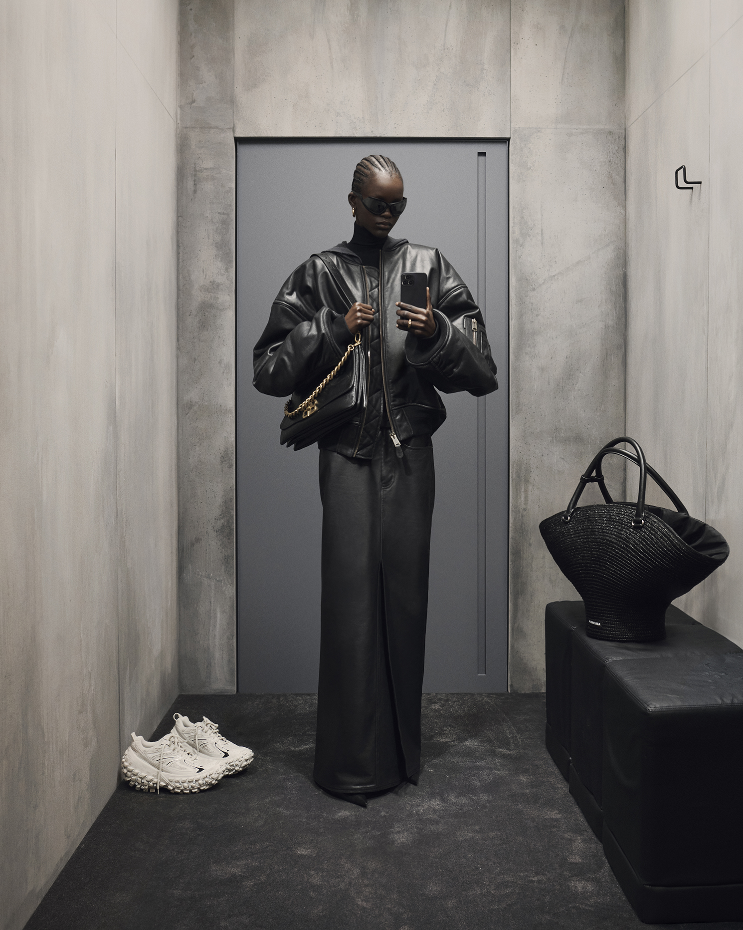 對鏡子自拍也能成大片？Balenciaga  2023 秋季形象照釋出！