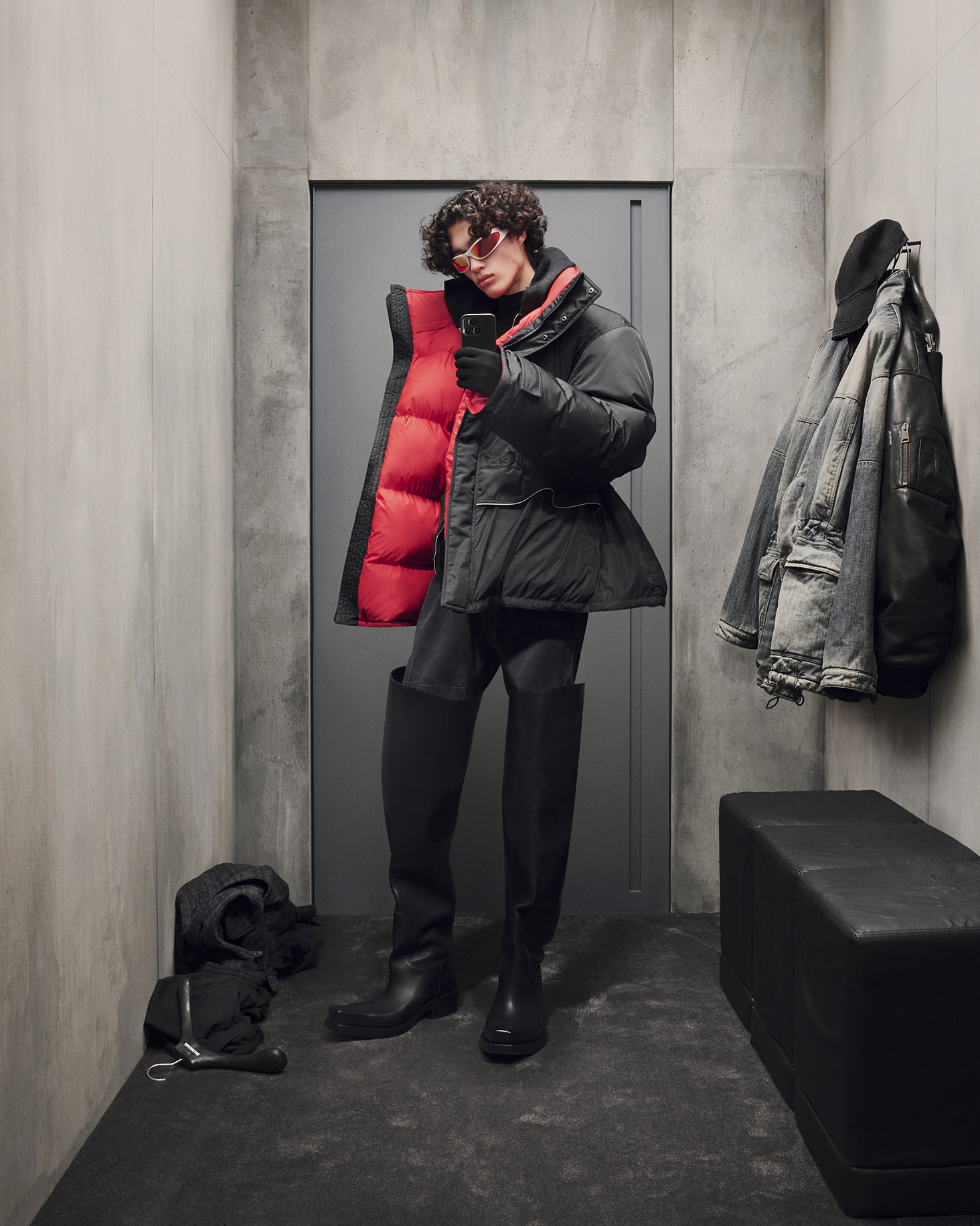 對鏡子自拍也能成大片？Balenciaga  2023 秋季形象照釋出！