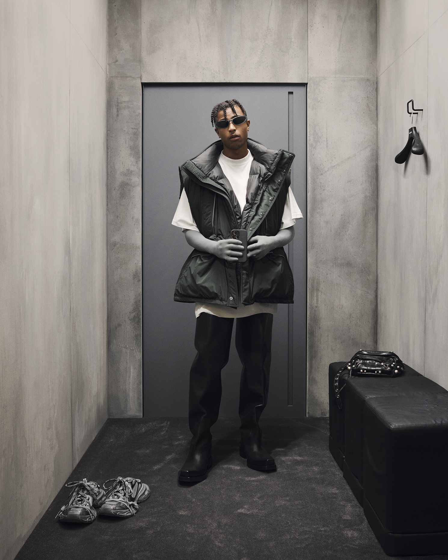 對鏡子自拍也能成大片？Balenciaga  2023 秋季形象照釋出！