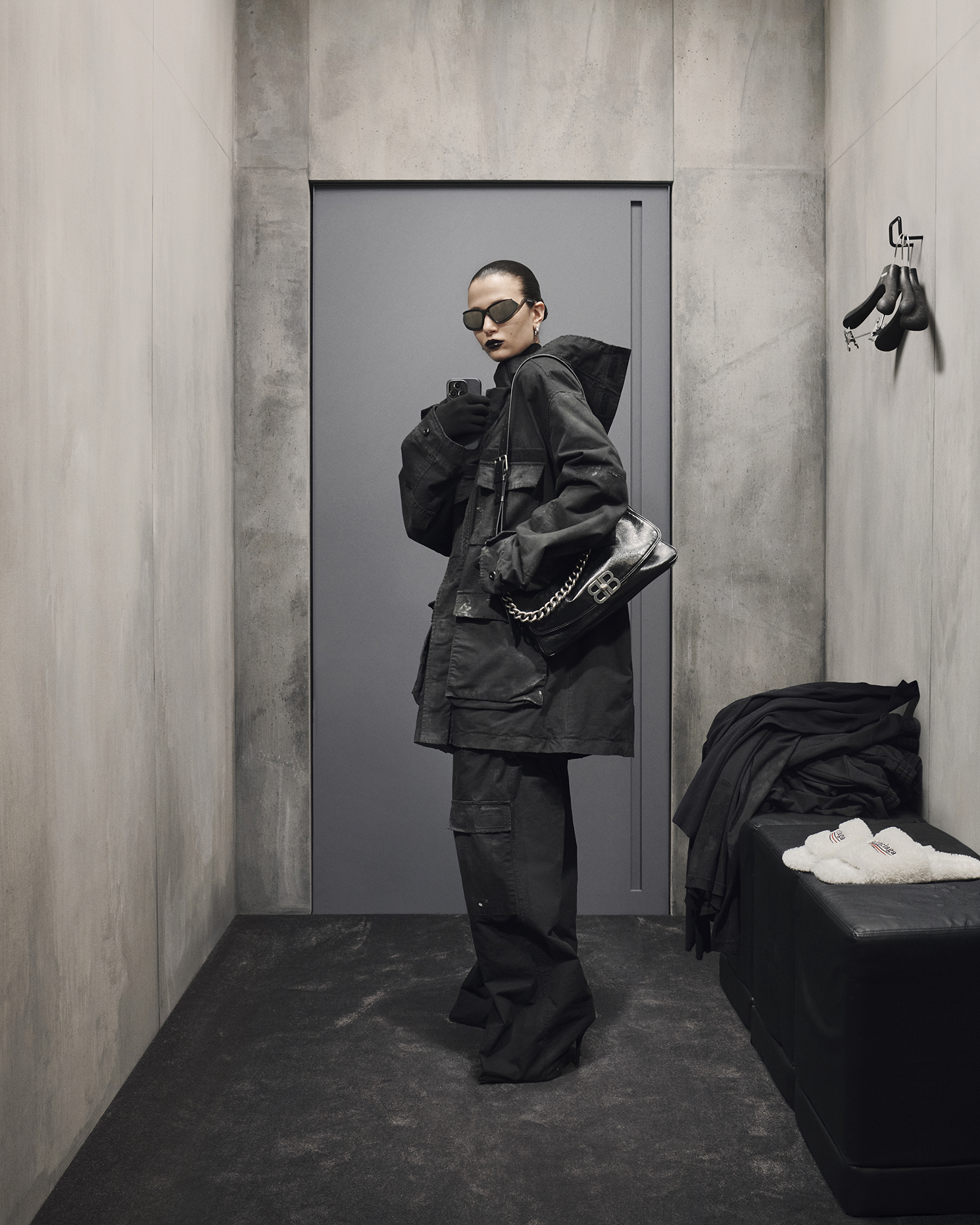 對鏡子自拍也能成大片？Balenciaga  2023 秋季形象照釋出！