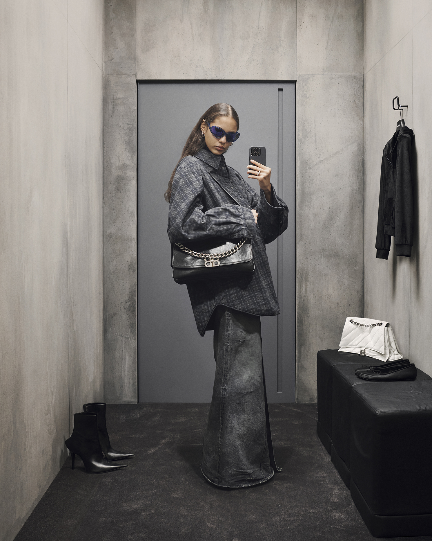 對鏡子自拍也能成大片？Balenciaga  2023 秋季形象照釋出！