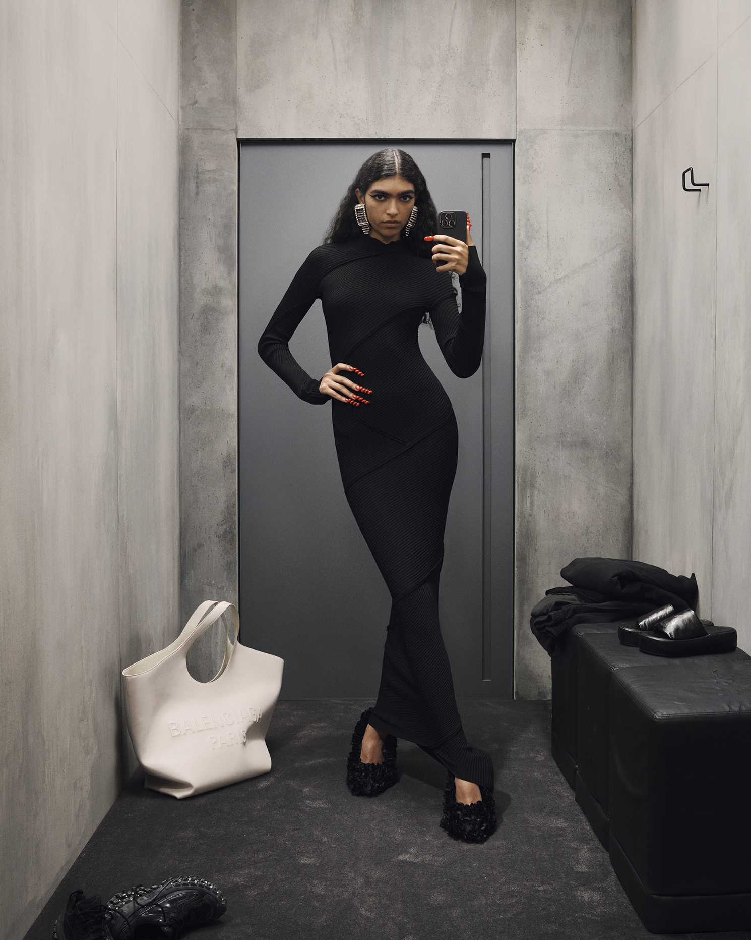 對鏡子自拍也能成大片？Balenciaga  2023 秋季形象照釋出！