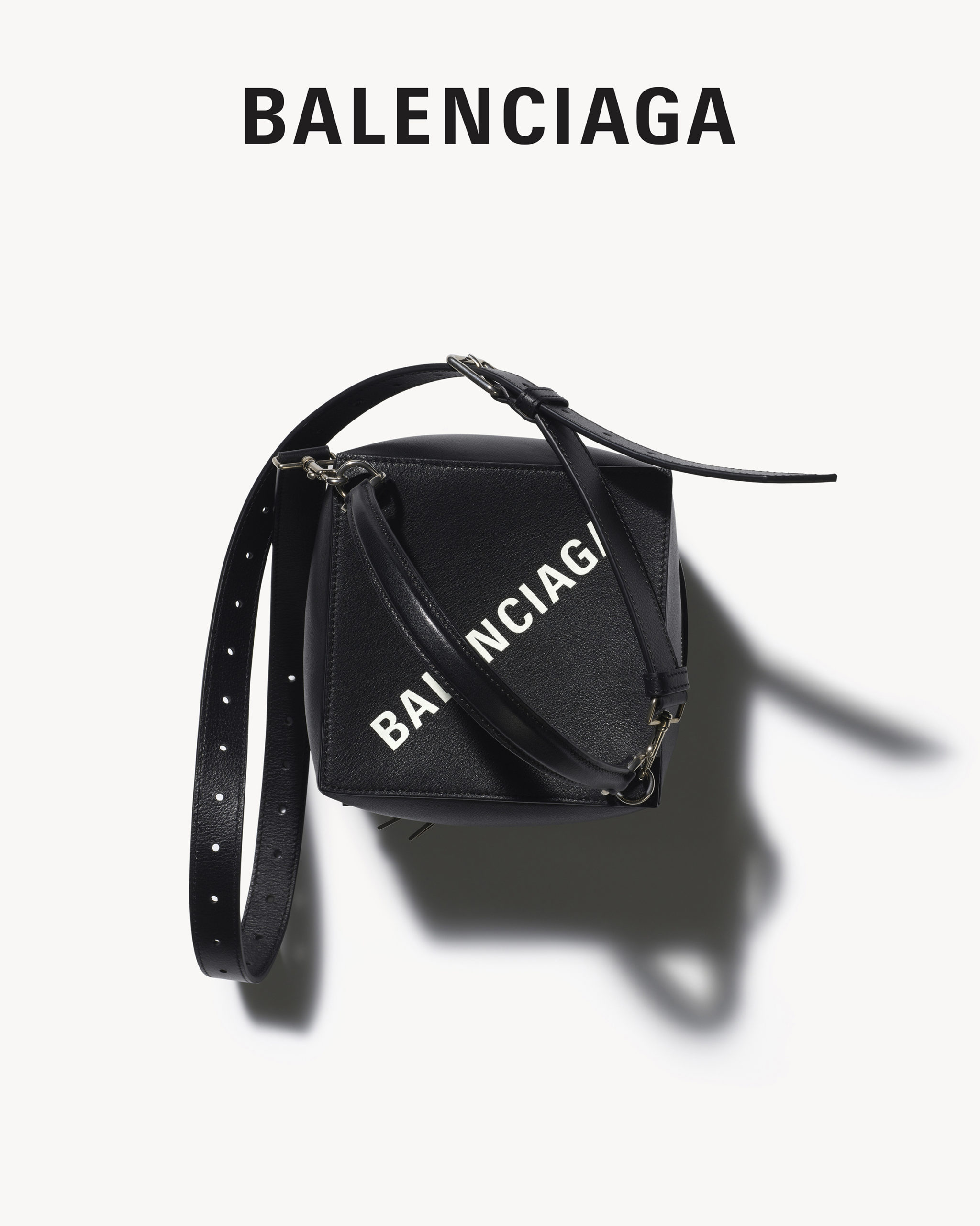 對鏡子自拍也能成大片？Balenciaga  2023 秋季形象照釋出！