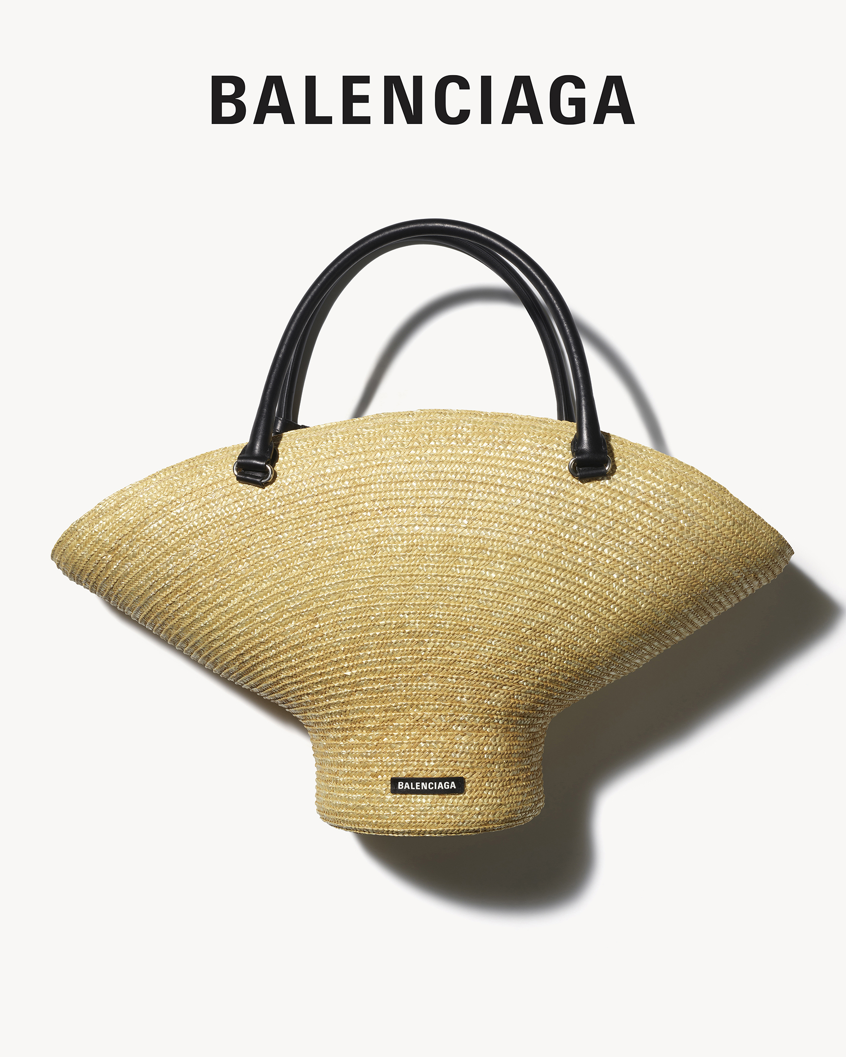 對鏡子自拍也能成大片？Balenciaga  2023 秋季形象照釋出！